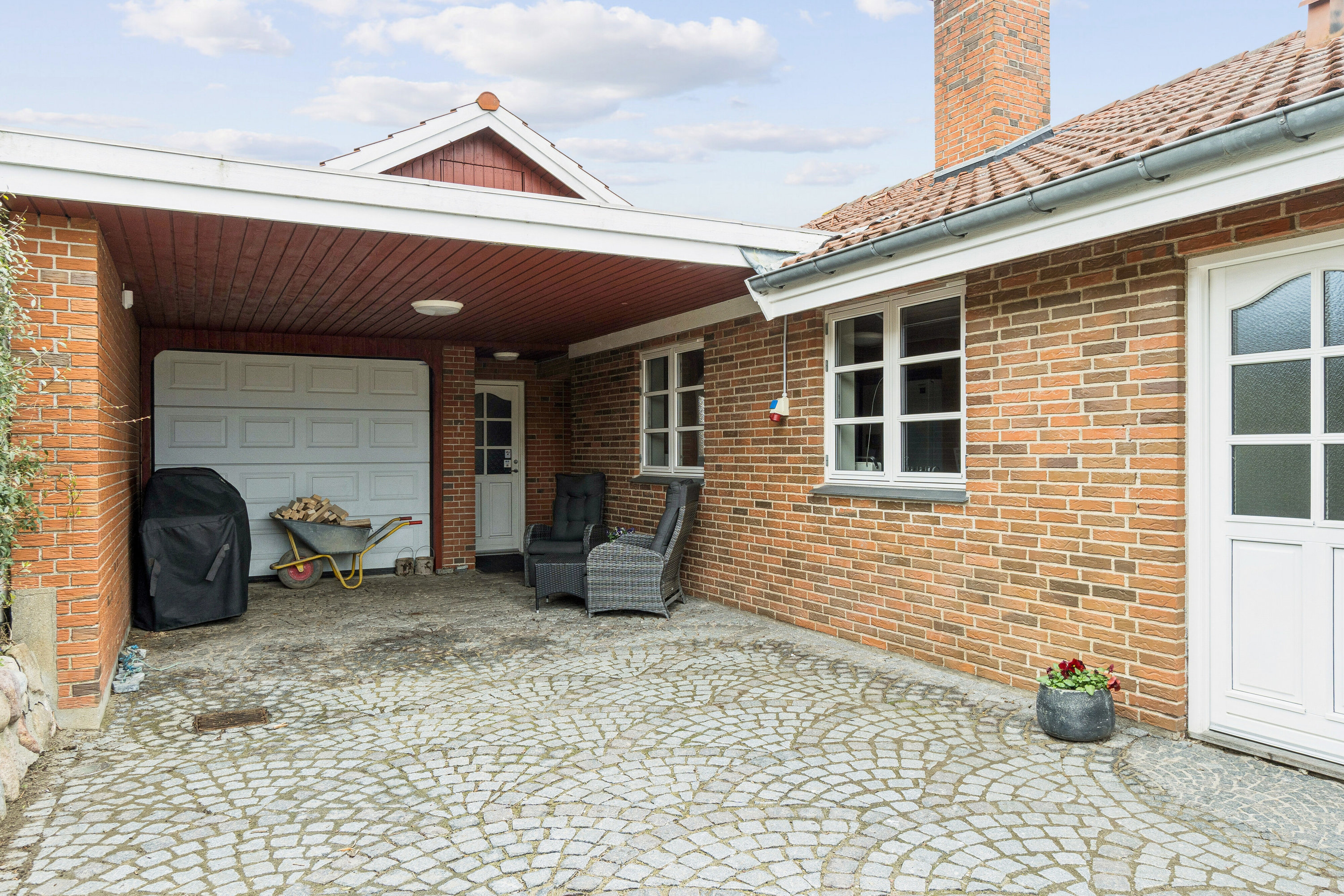 Fremhævet udendørs billede i fuldskærmstilstand. Billede af Kastanievej 2, 4773 Stensved