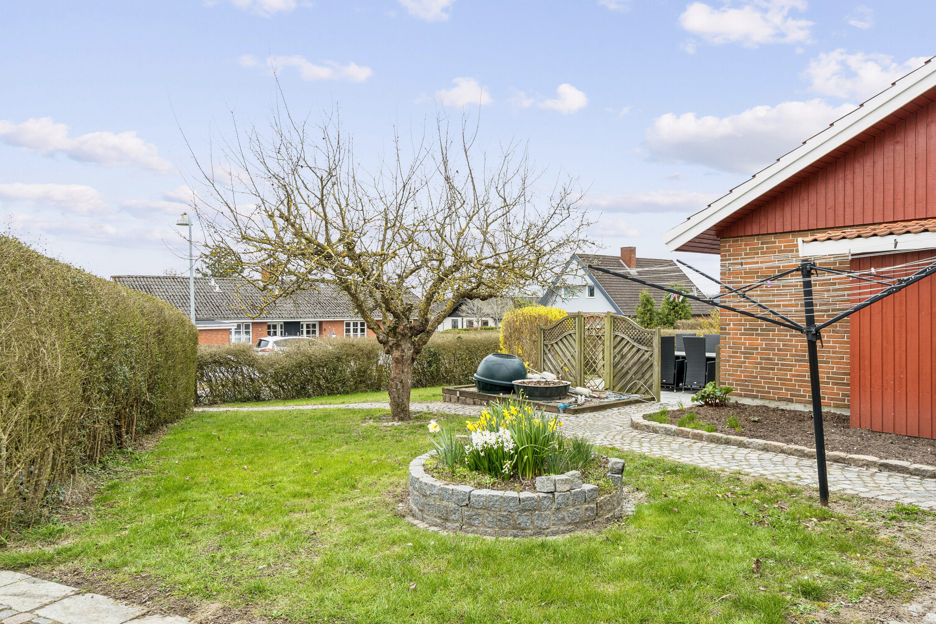 Fremhævet set fra haven billede i fuldskærmstilstand. Billede af Kastanievej 2, 4773 Stensved