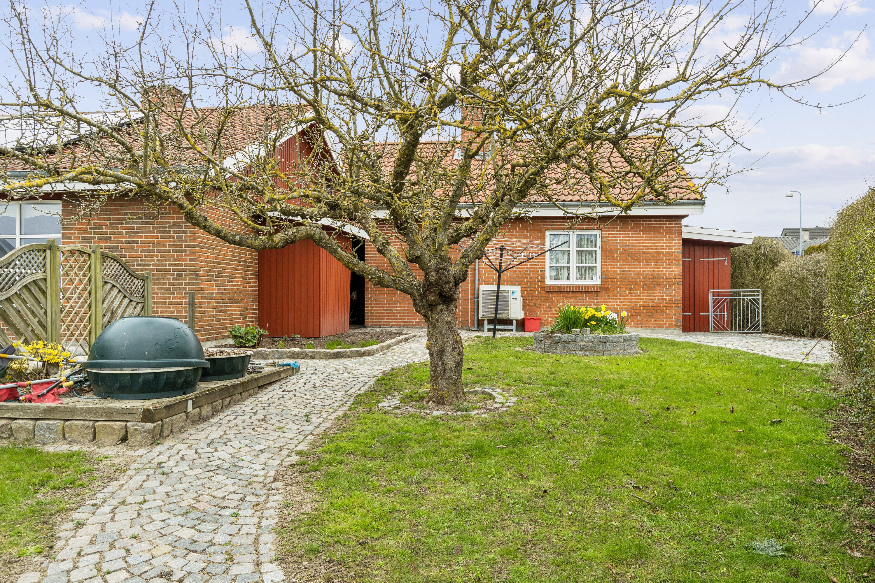 Fremhævet set fra haven billede i fuldskærmstilstand. Billede af Kastanievej 2, 4773 Stensved