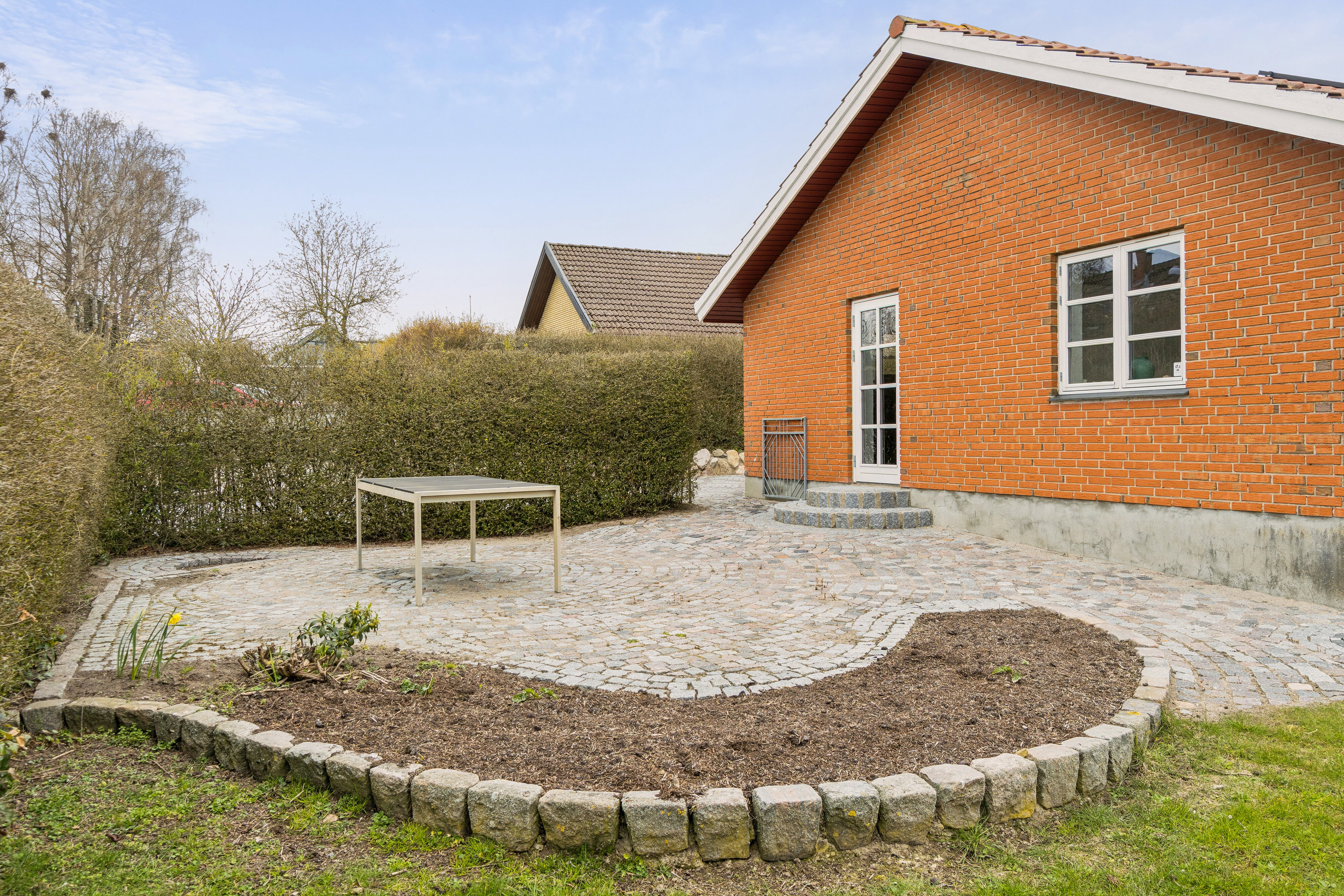 Fremhævet set fra haven billede i fuldskærmstilstand. Billede af Kastanievej 2, 4773 Stensved