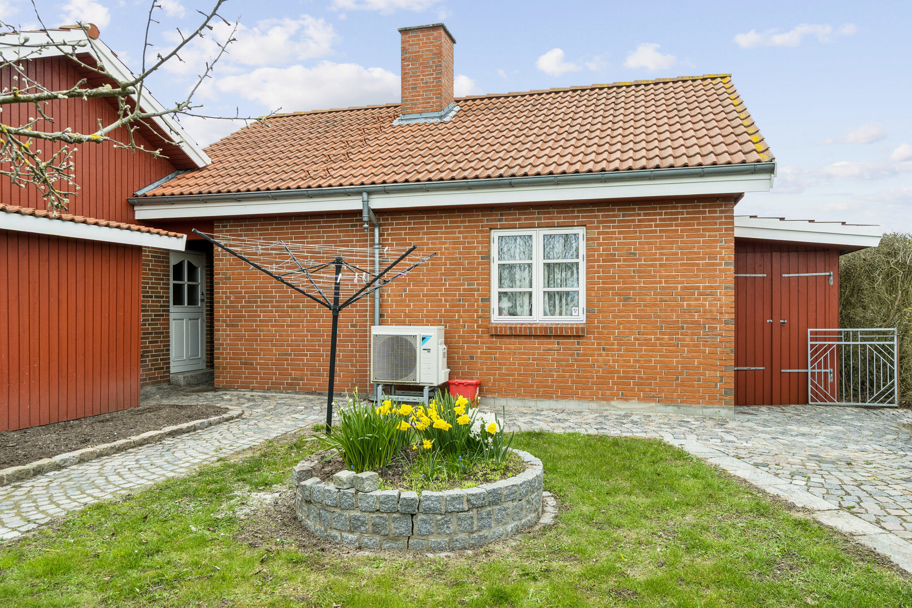 Fremhævet set fra haven billede i fuldskærmstilstand. Billede af Kastanievej 2, 4773 Stensved