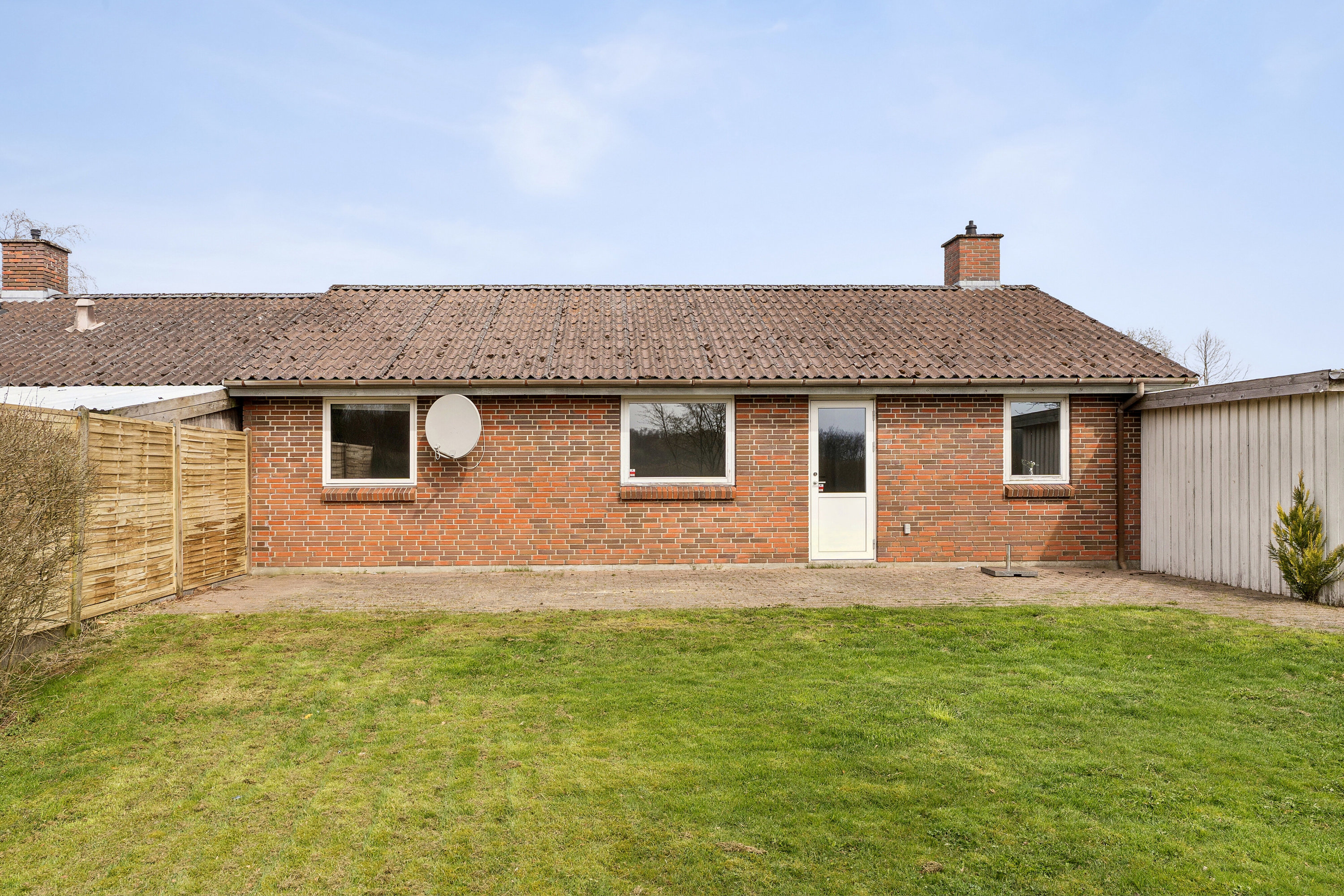 Fremhævet set fra haven billede i fuldskærmstilstand. Billede af Tørrepladsen 27, Thorning, 8620 Kjellerup