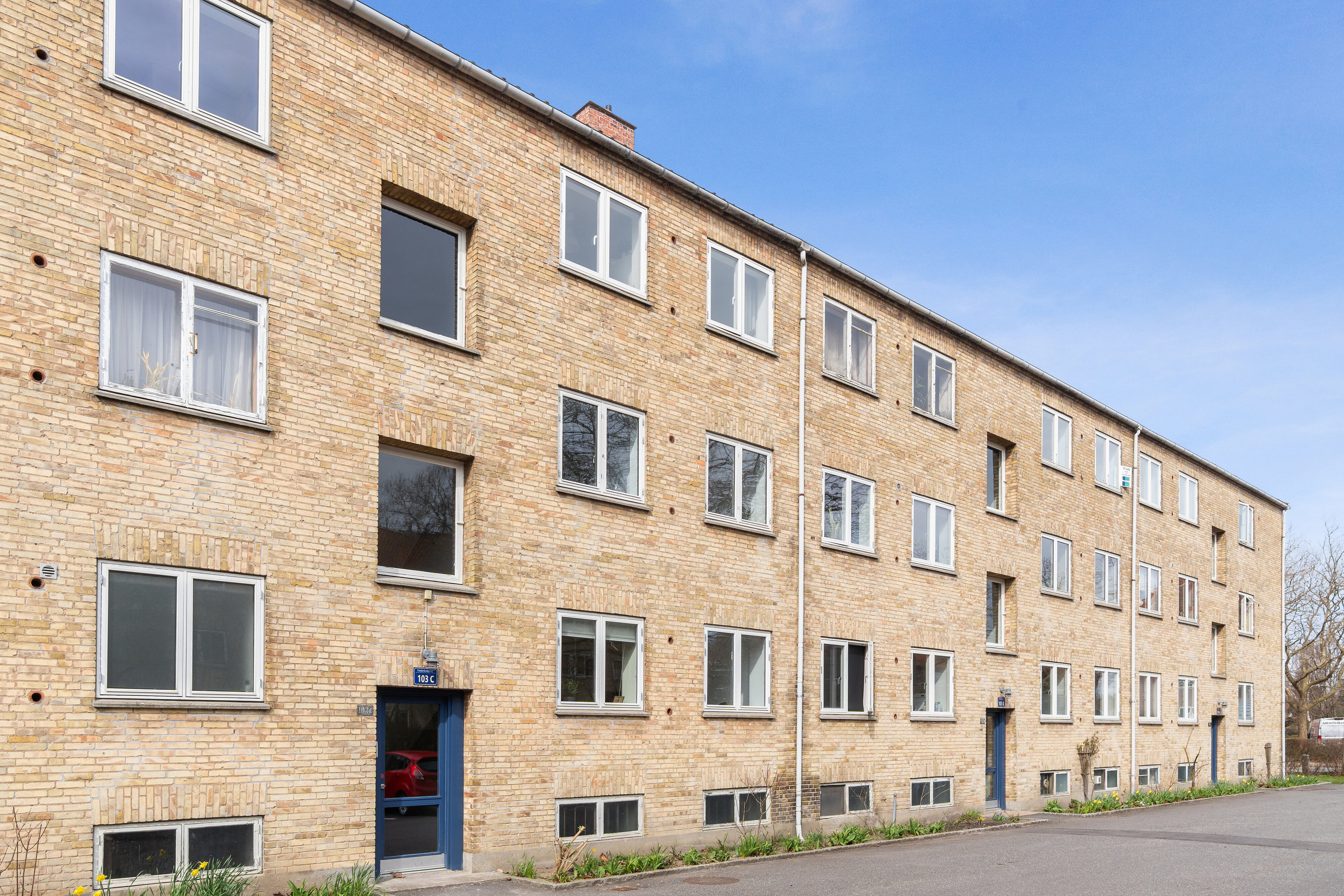 Fremhævet facade billede i fuldskærmstilstand. Billede af Frederiksdalsvej 103C, 1. th., 2830 Virum