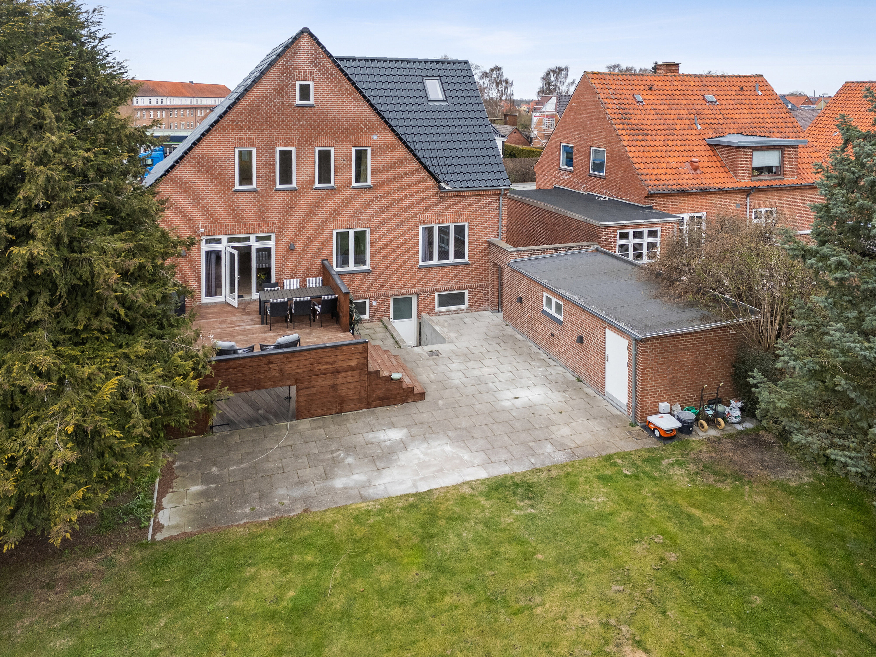 Fremhævet set fra haven billede i fuldskærmstilstand. Billede af Mariendals Alle 23, 4200 Slagelse