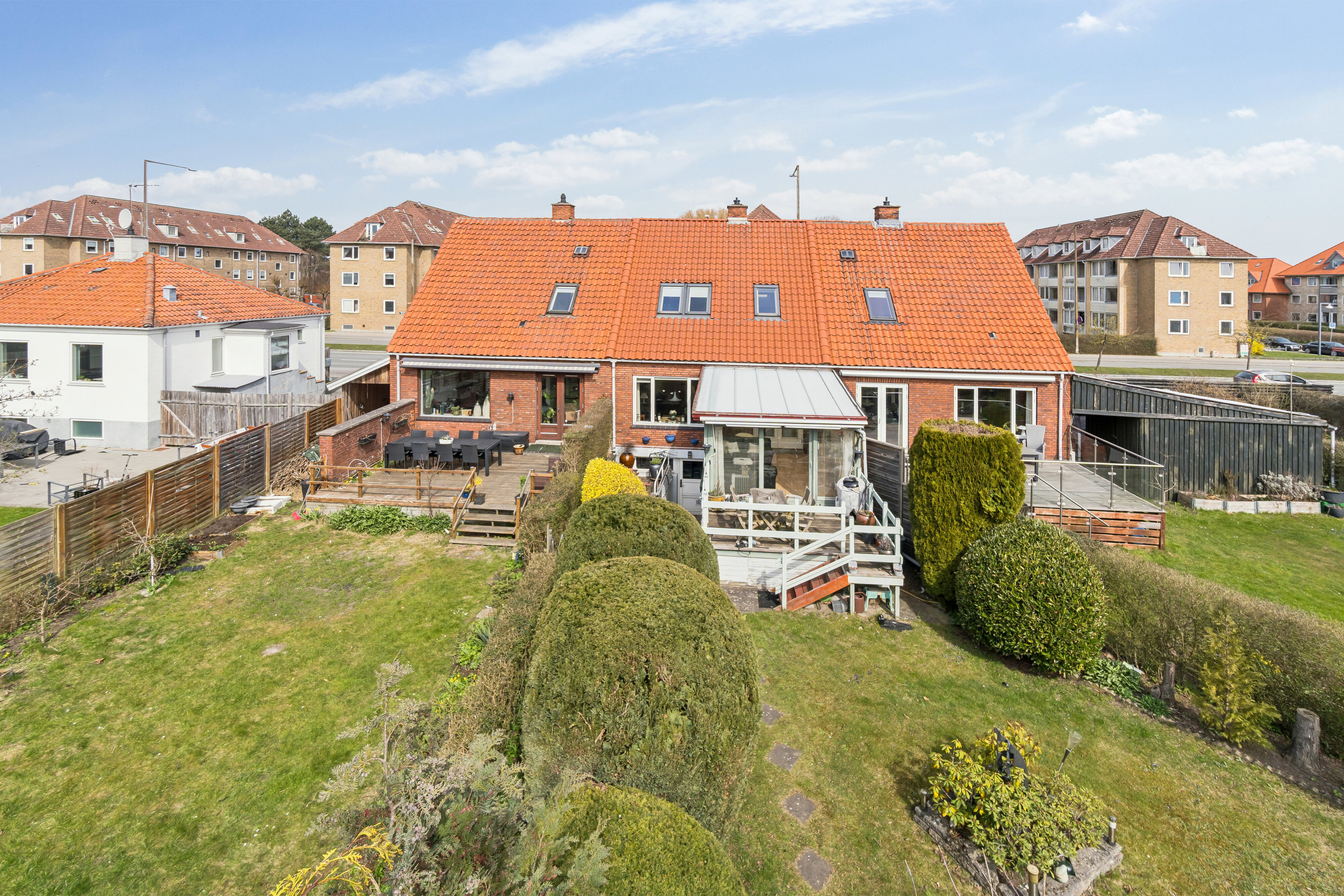 Fremhævet set fra haven billede i fuldskærmstilstand. Billede af Slotsherrensvej 247B, 2610 Rødovre