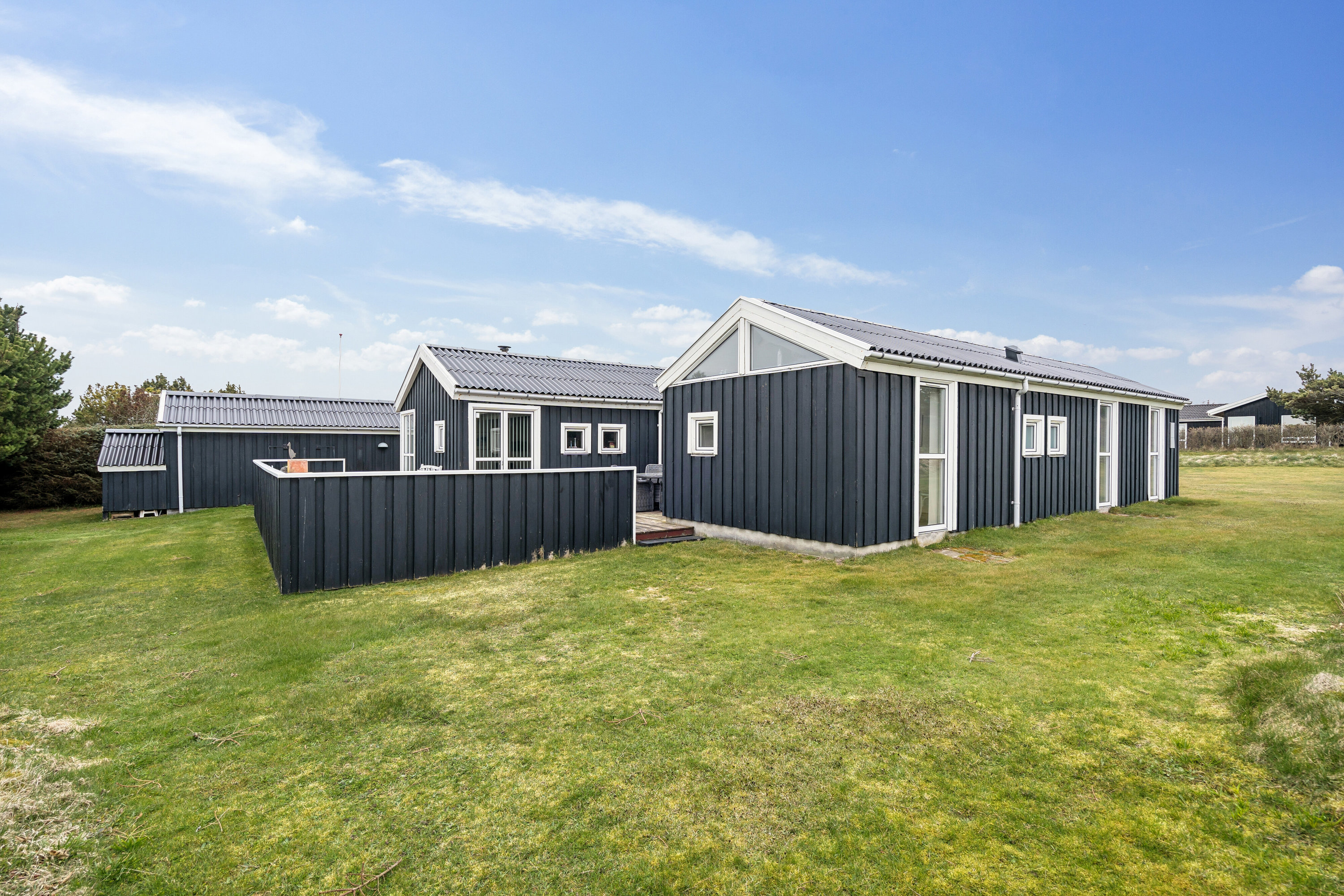 Fremhævet set fra haven billede i fuldskærmstilstand. Billede af Rønnebærvej 11, Lønstrup, 9800 Hjørring