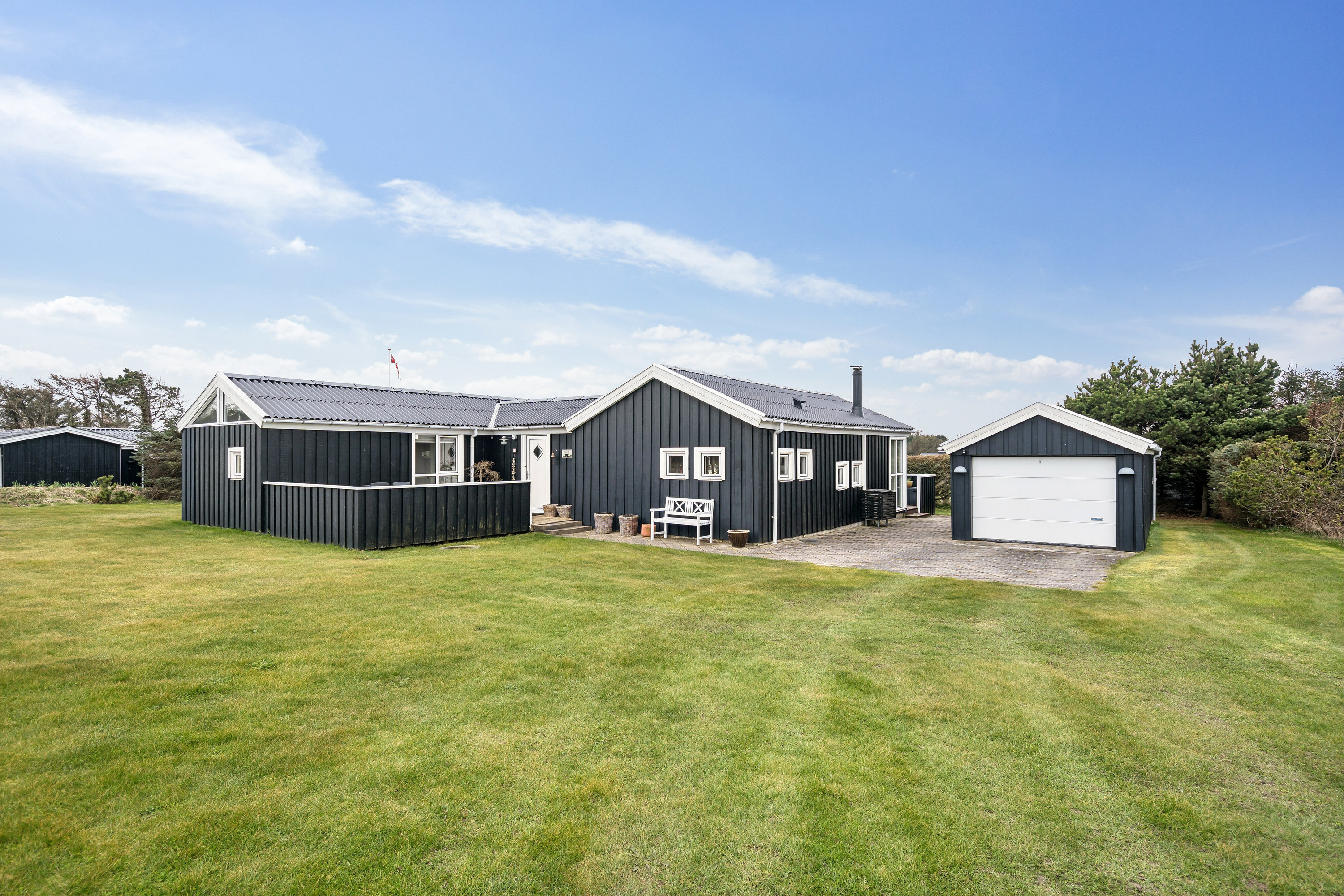 Fremhævet set fra haven billede i fuldskærmstilstand. Billede af Rønnebærvej 11, Lønstrup, 9800 Hjørring