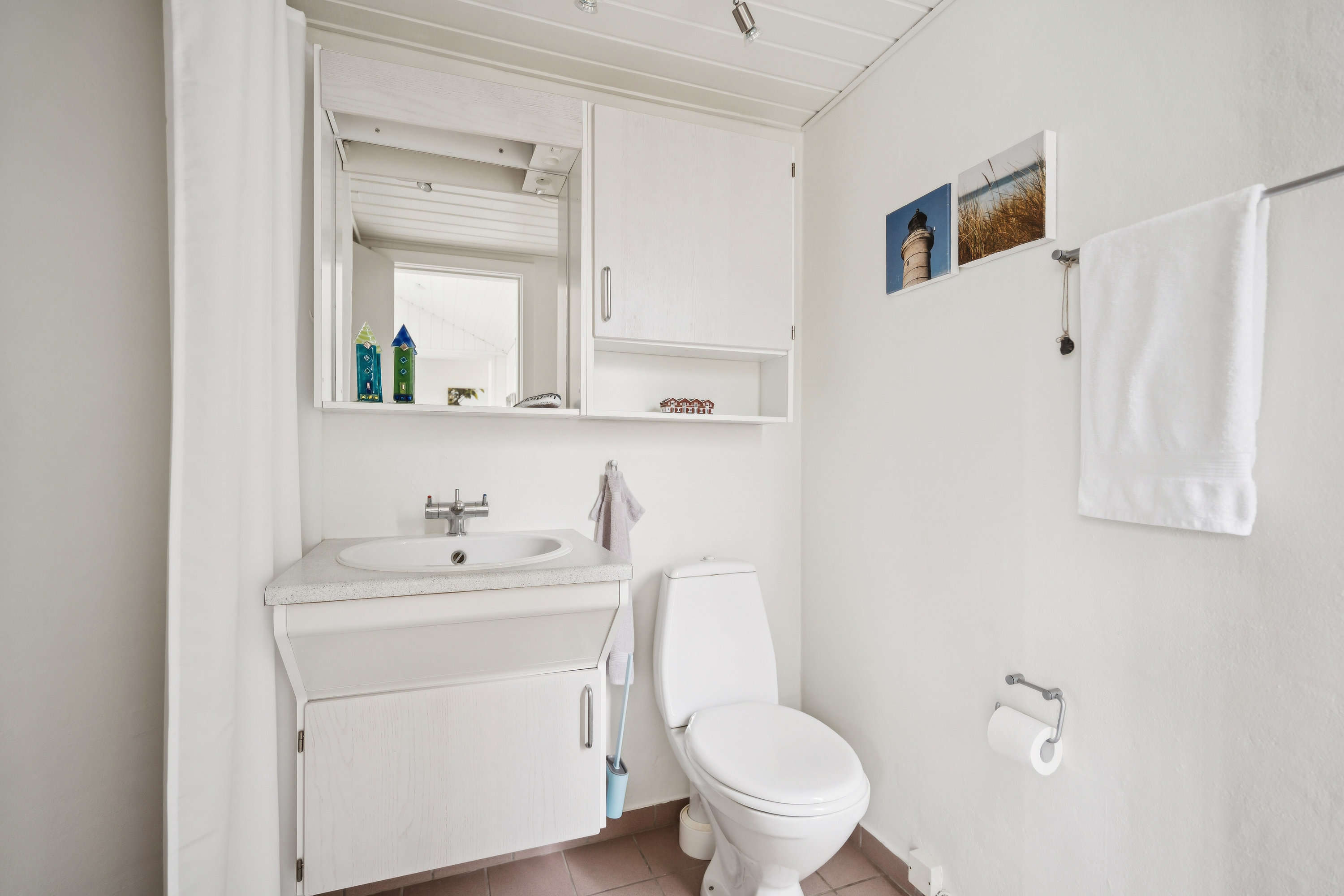 Fremhævet badeværelse billede i fuldskærmstilstand. Billede af Rønnebærvej 11, Lønstrup, 9800 Hjørring