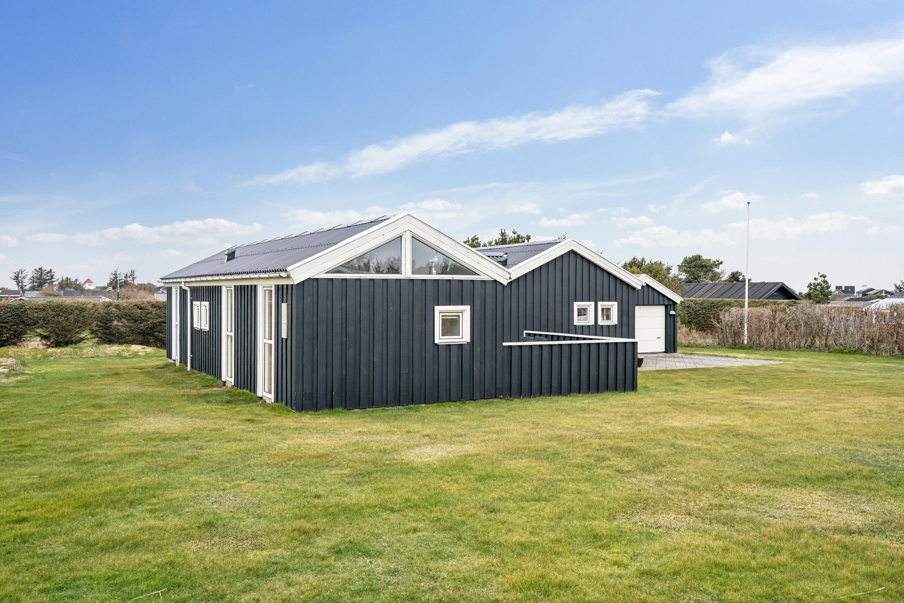 Fremhævet set fra haven billede i fuldskærmstilstand. Billede af Rønnebærvej 11, Lønstrup, 9800 Hjørring