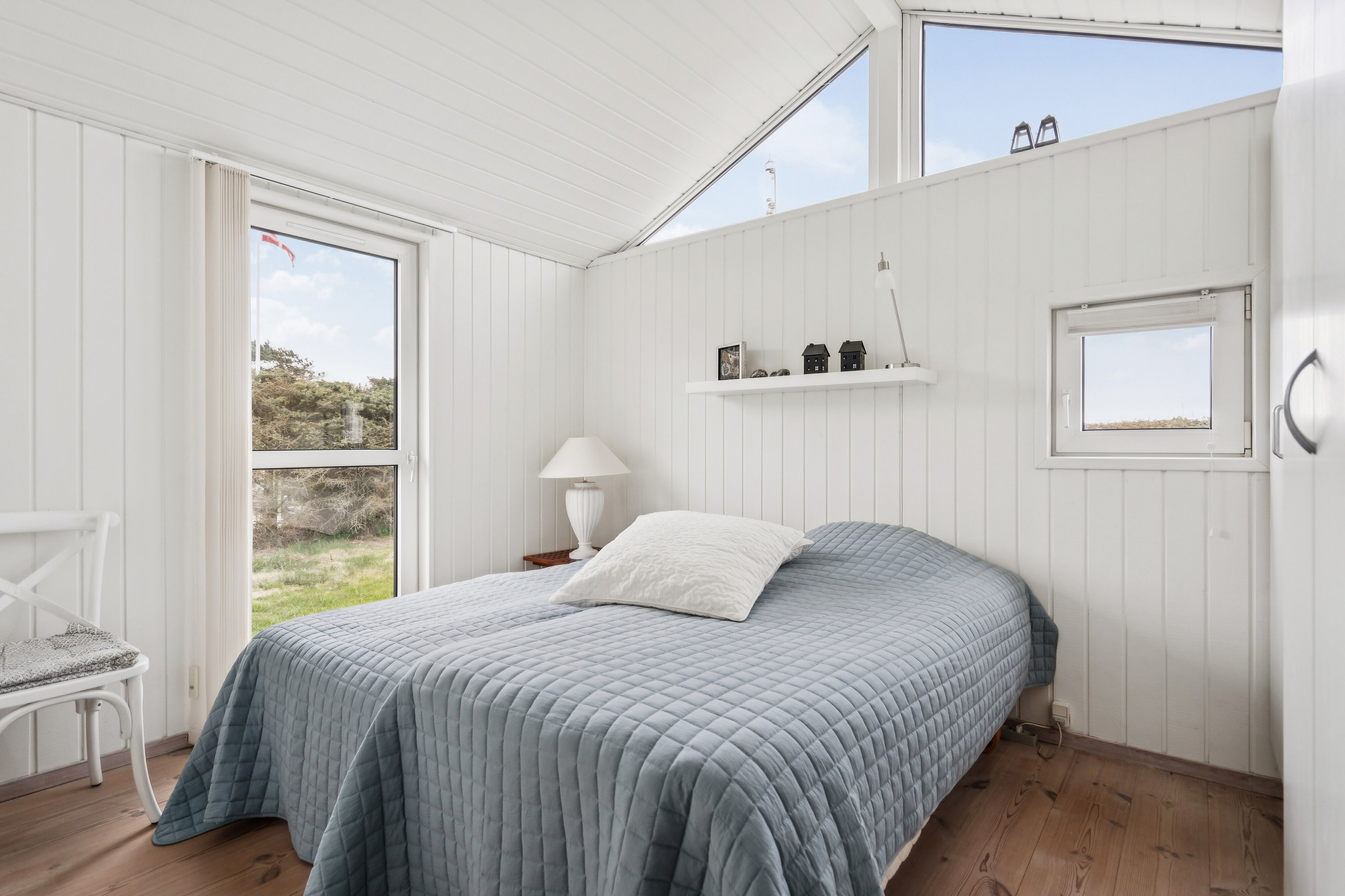 Fremhævet soveværelse billede i fuldskærmstilstand. Billede af Rønnebærvej 11, Lønstrup, 9800 Hjørring