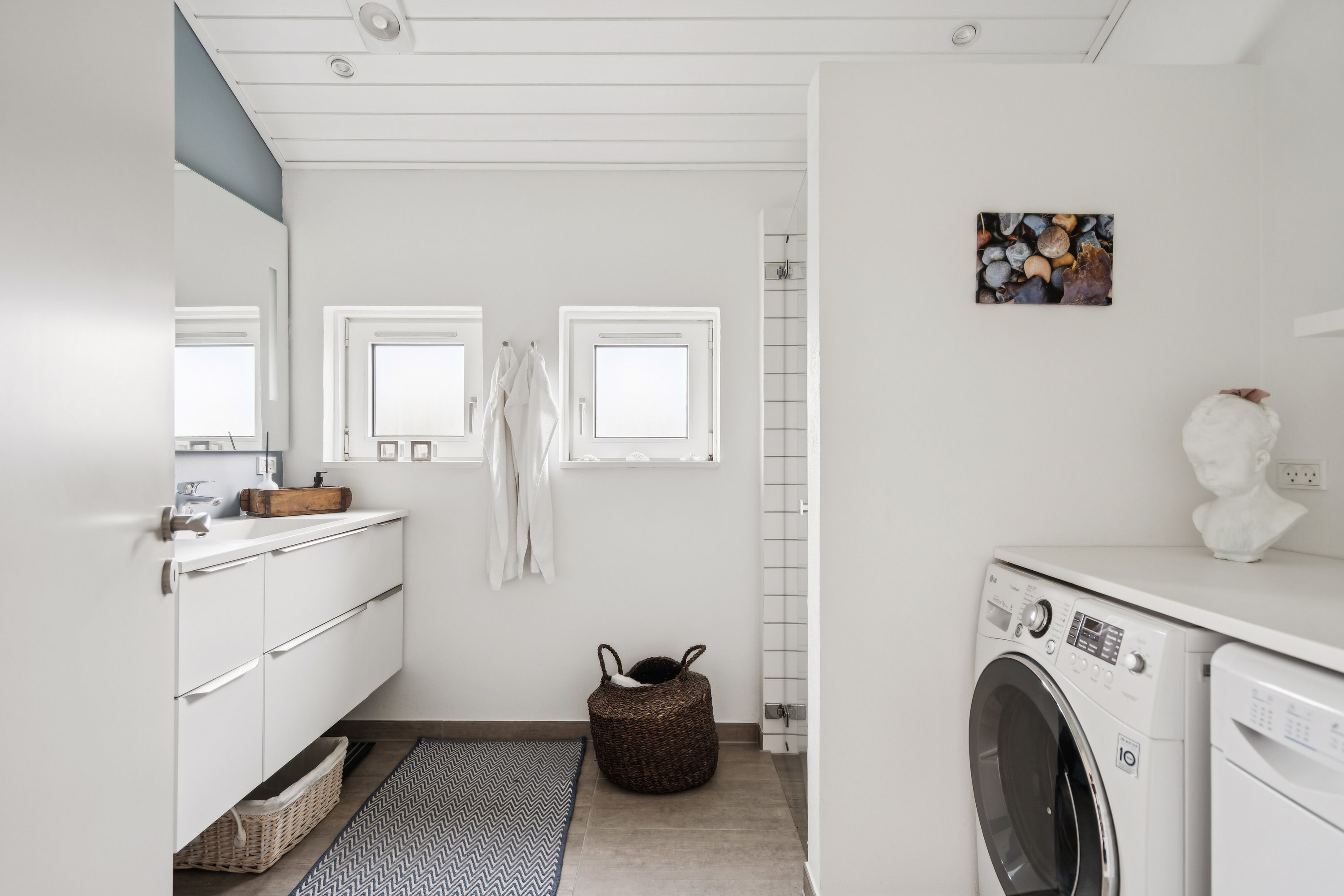 Fremhævet badeværelse billede i fuldskærmstilstand. Billede af Rønnebærvej 11, Lønstrup, 9800 Hjørring