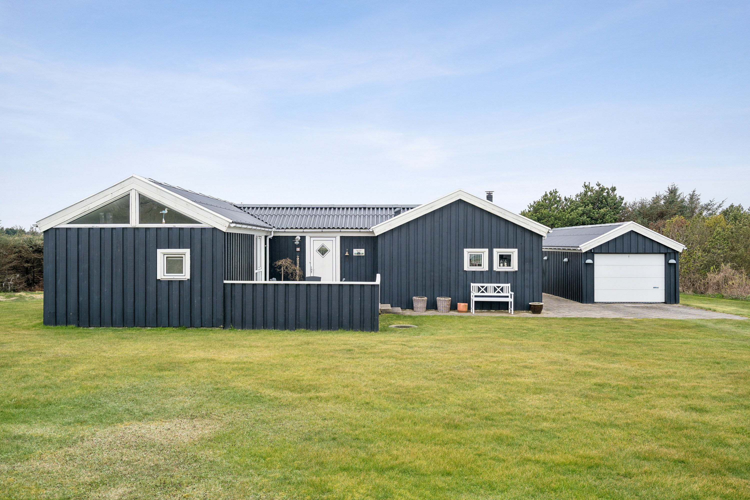 Fremhævet set fra haven billede i fuldskærmstilstand. Billede af Rønnebærvej 11, Lønstrup, 9800 Hjørring