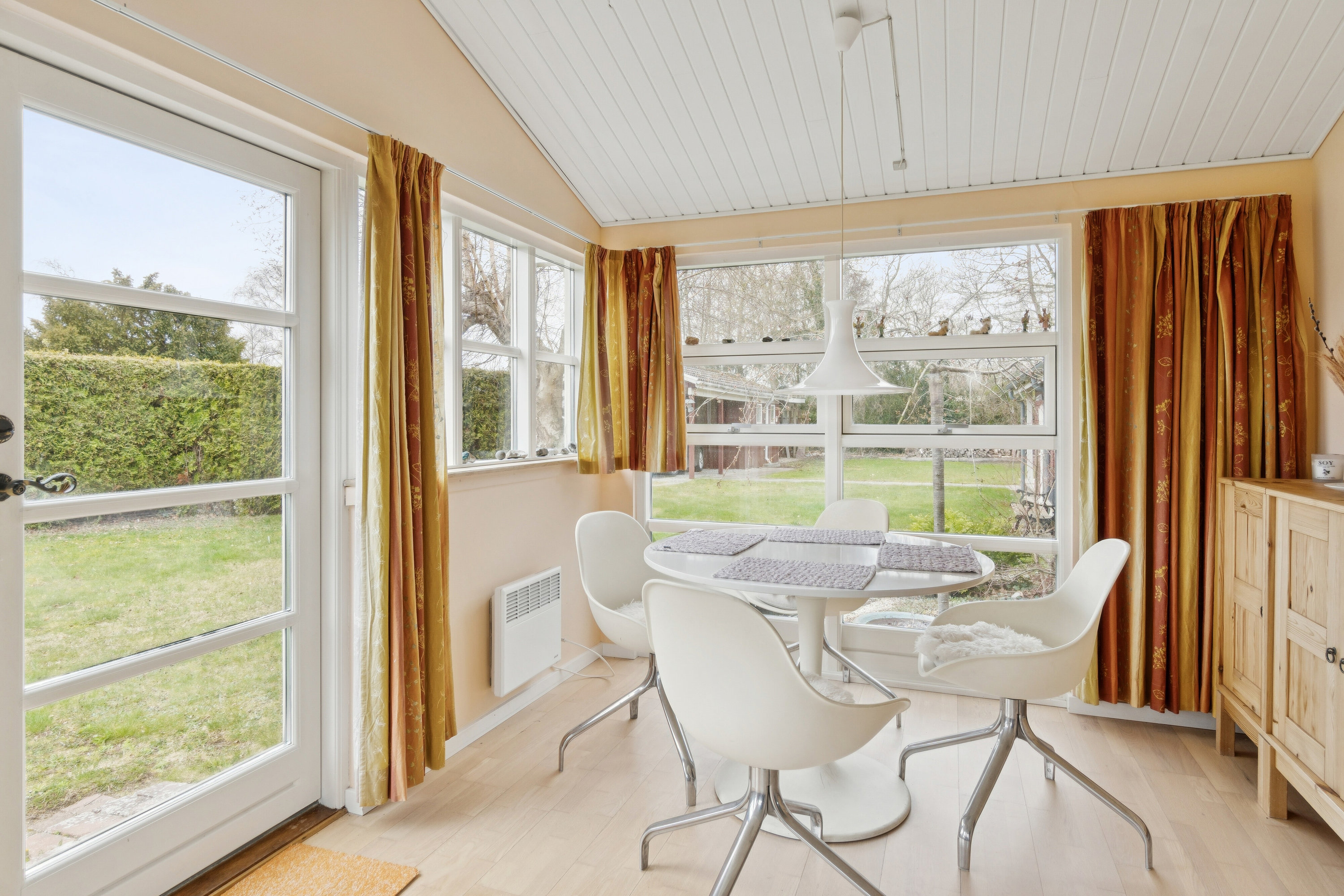 Fremhævet spisestue billede i fuldskærmstilstand. Billede af Fyrrestien Vest 4, Bjerge Sydstrand, 4480 Store Fuglede