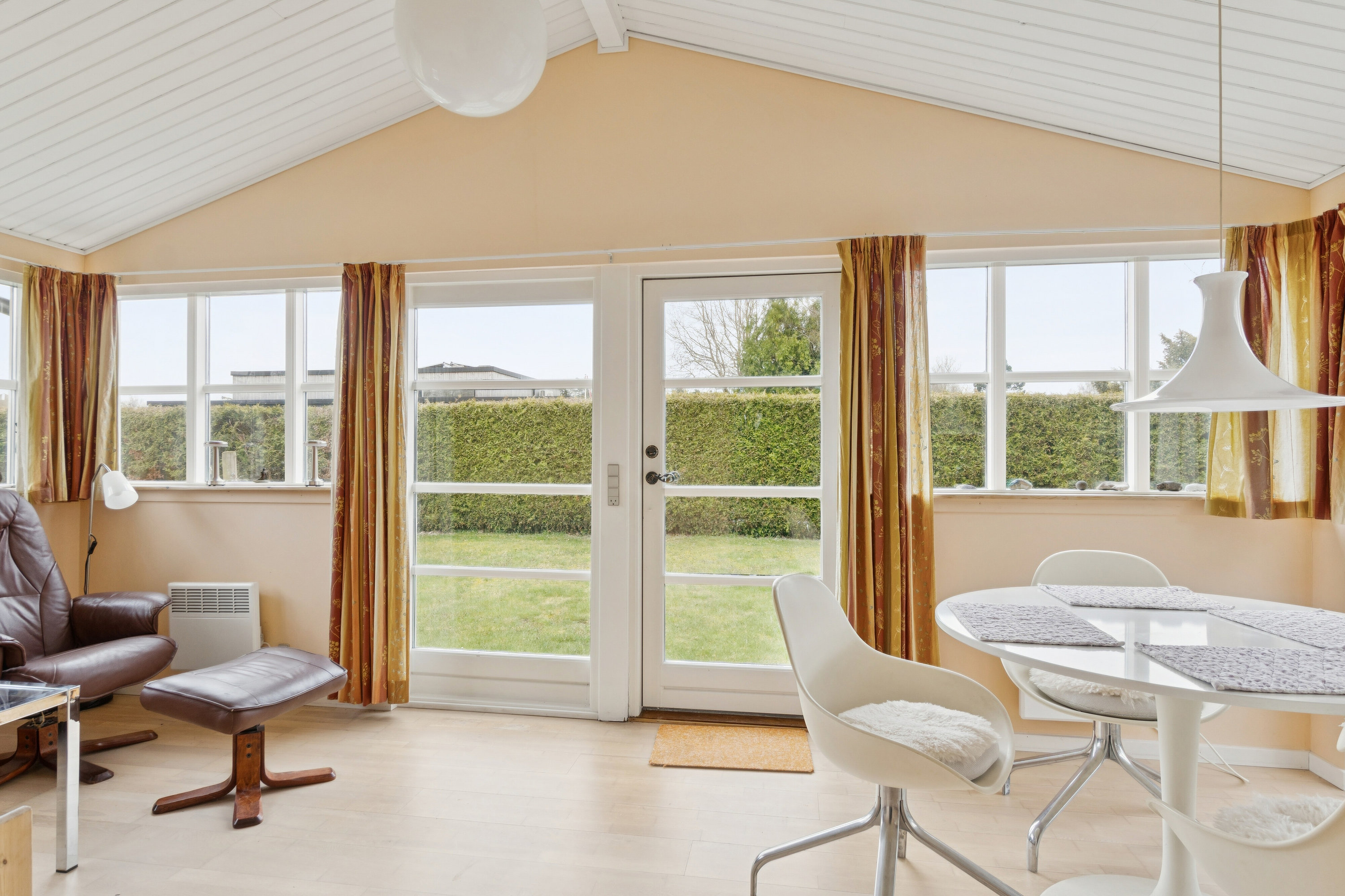 Fremhævet spisestue billede i fuldskærmstilstand. Billede af Fyrrestien Vest 4, Bjerge Sydstrand, 4480 Store Fuglede