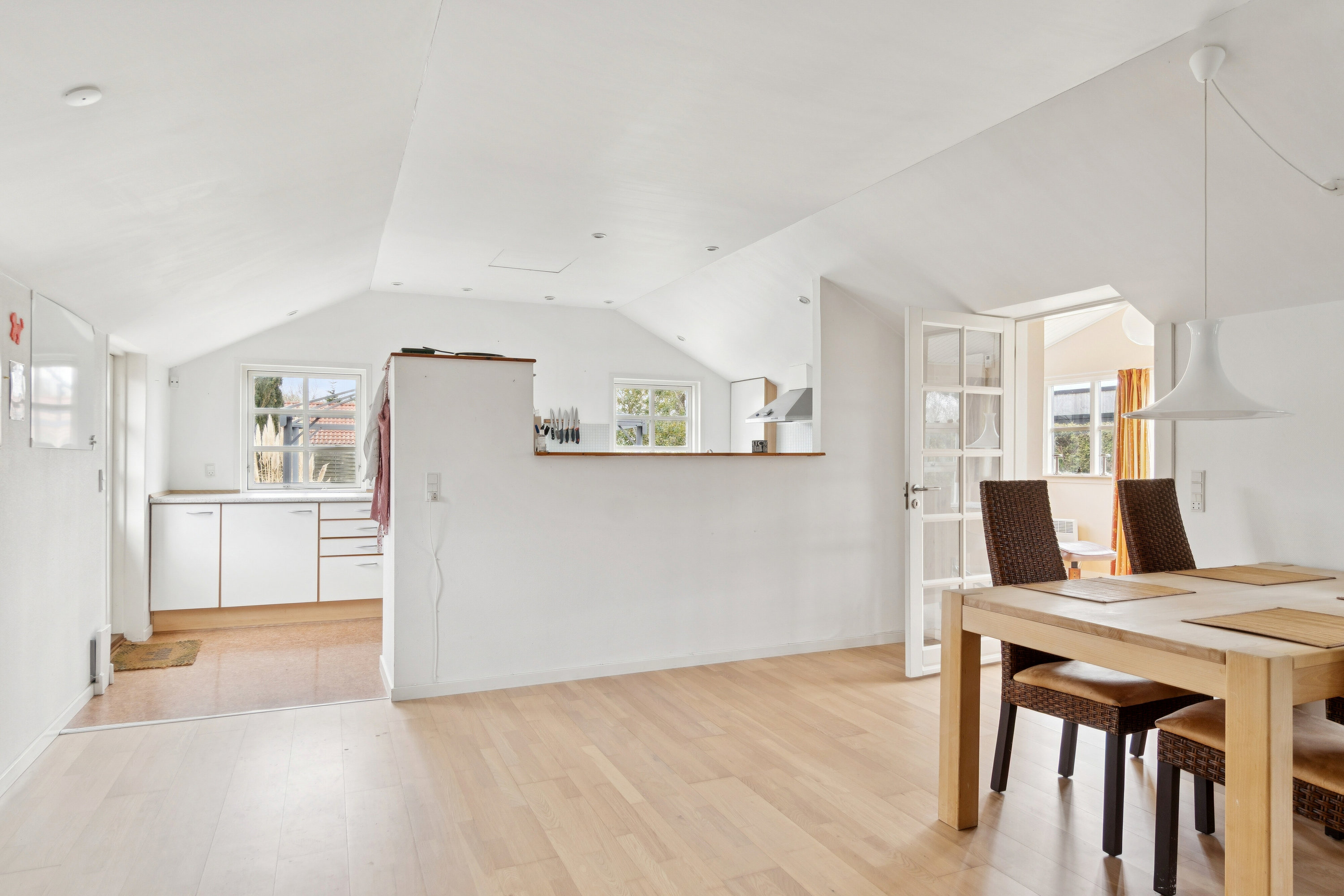 Fremhævet spisestue billede i fuldskærmstilstand. Billede af Fyrrestien Vest 4, Bjerge Sydstrand, 4480 Store Fuglede