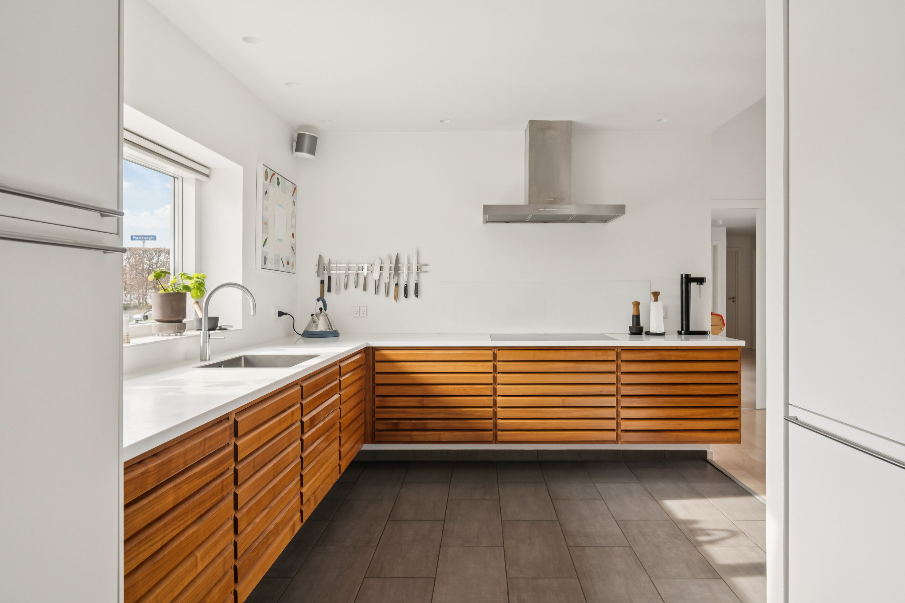 Fremhævet køkken billede i fuldskærmstilstand. Billede af Præstevangen 2, Søften, 8382 Hinnerup