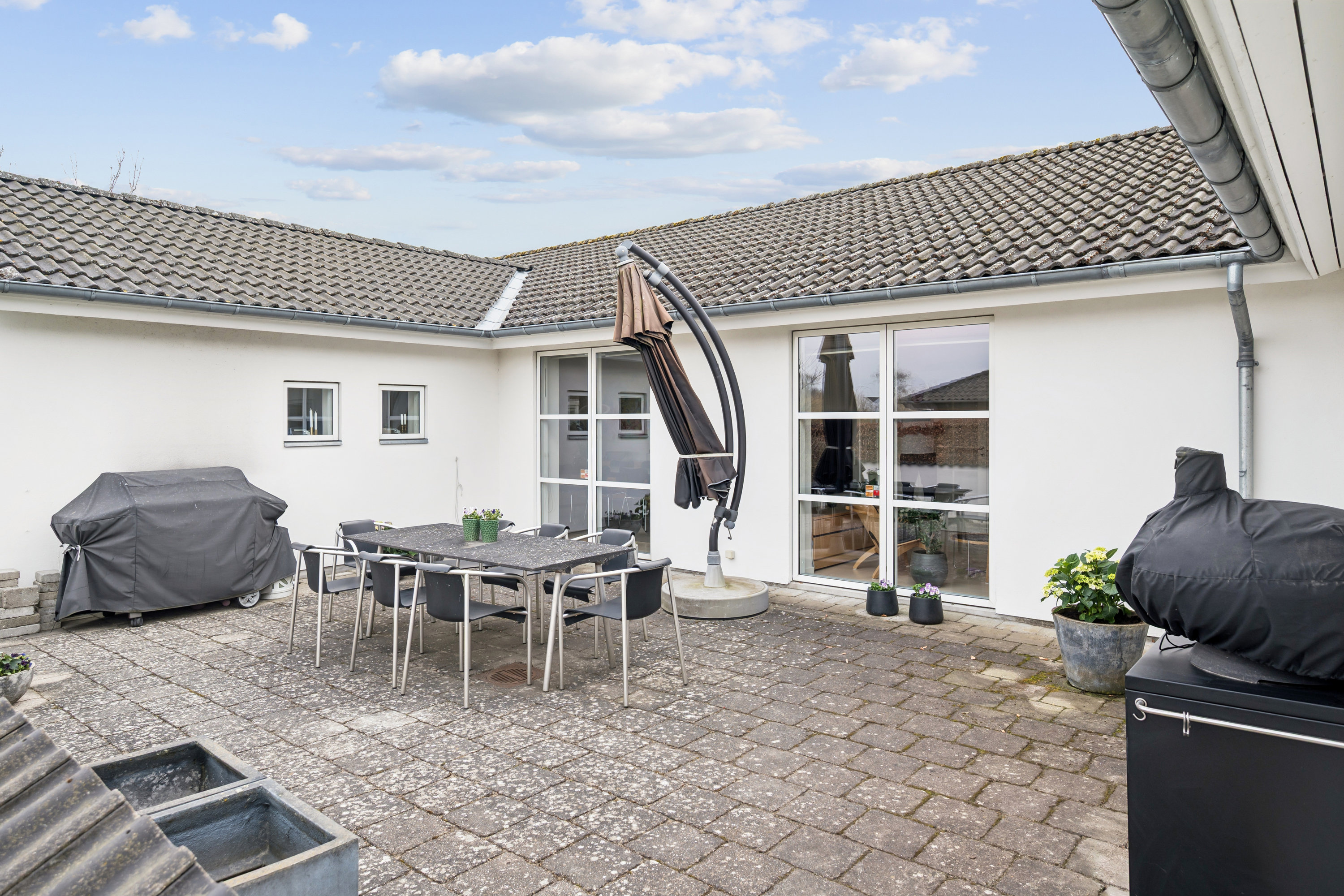 Fremhævet terrasse billede i fuldskærmstilstand. Billede af Præstevangen 2, Søften, 8382 Hinnerup