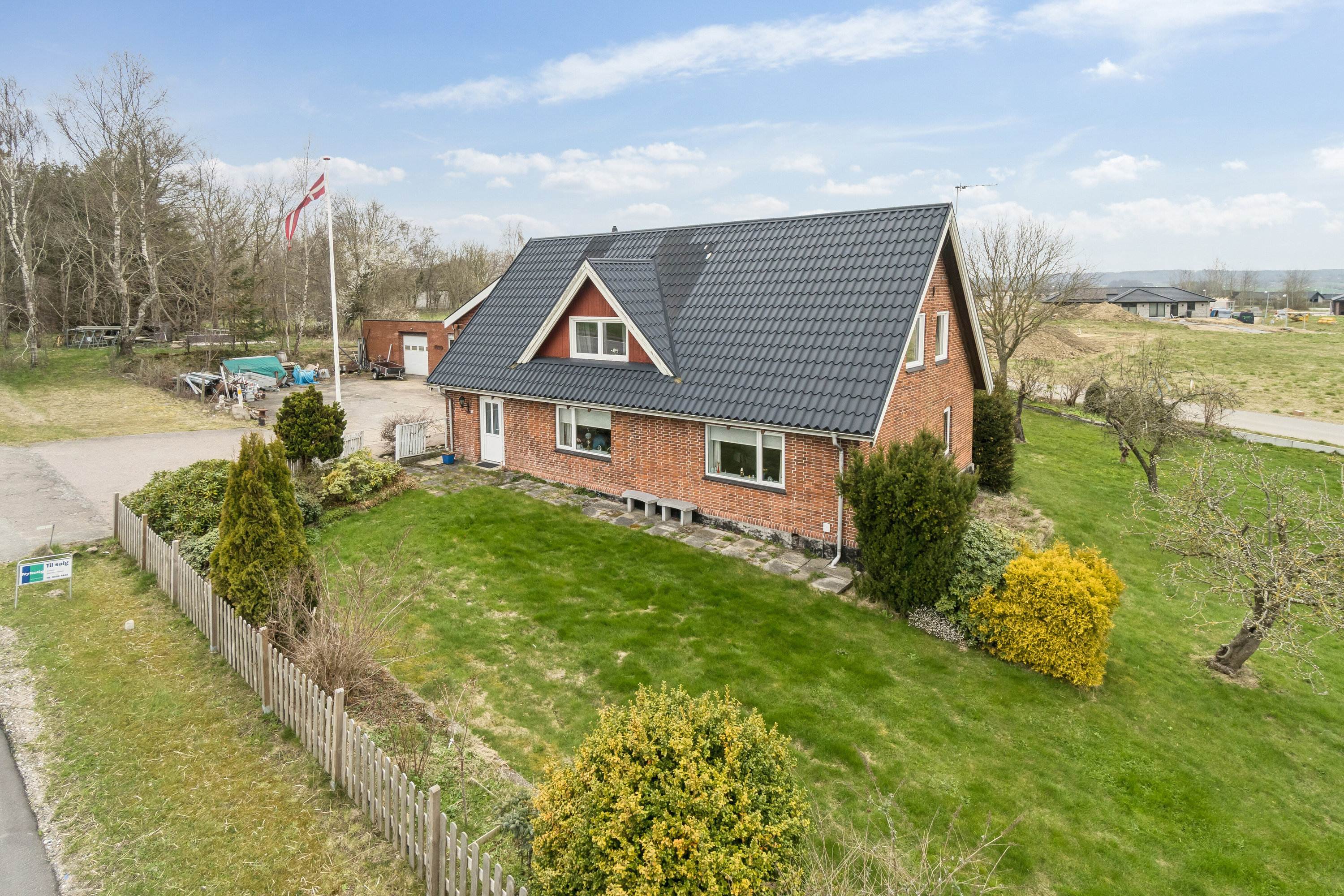 Fremhævet set fra haven billede i fuldskærmstilstand. Billede af Silkeborgvej 74, 8464 Galten