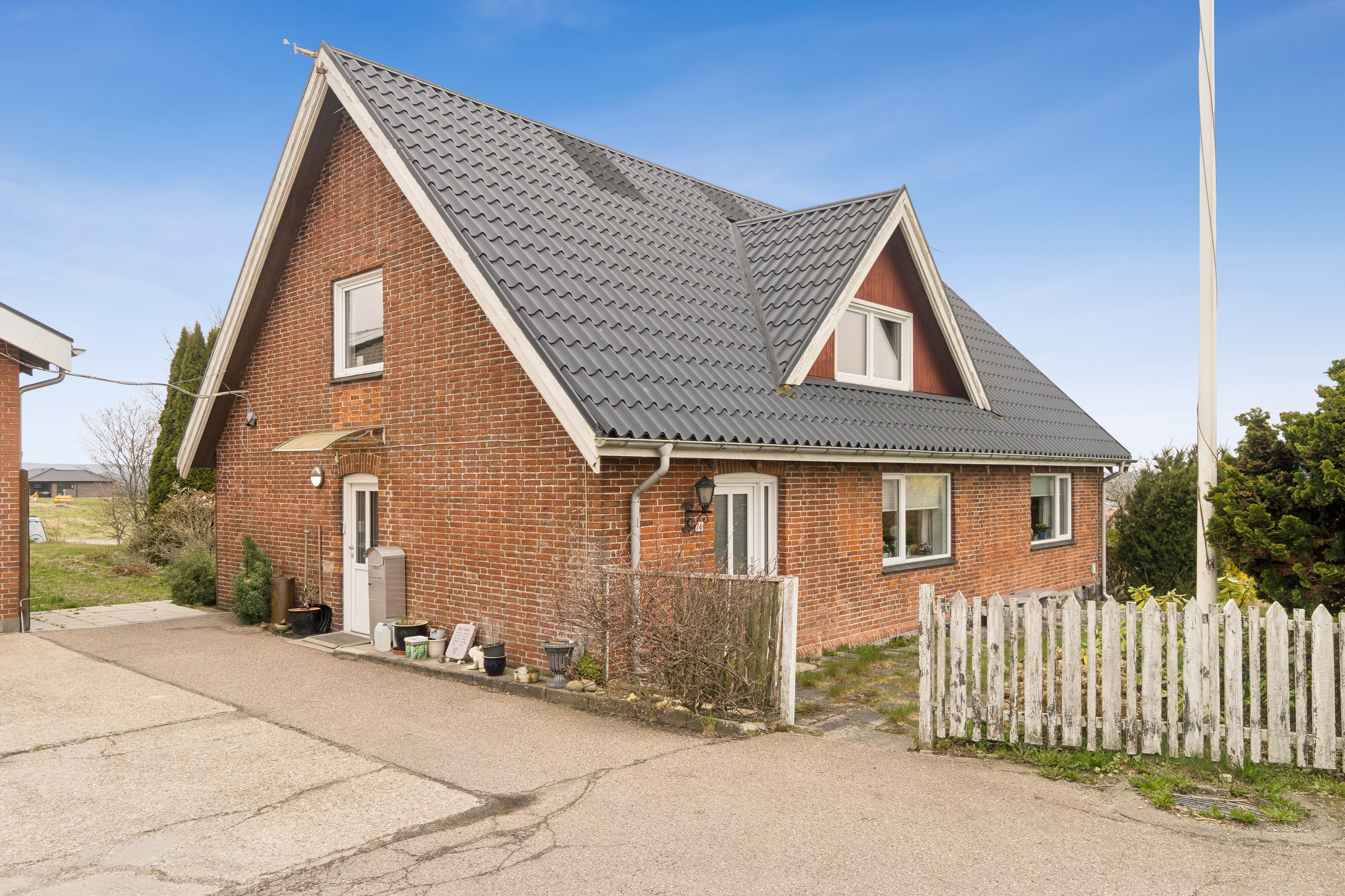 Fremhævet set fra vejen billede i fuldskærmstilstand. Billede af Silkeborgvej 74, 8464 Galten