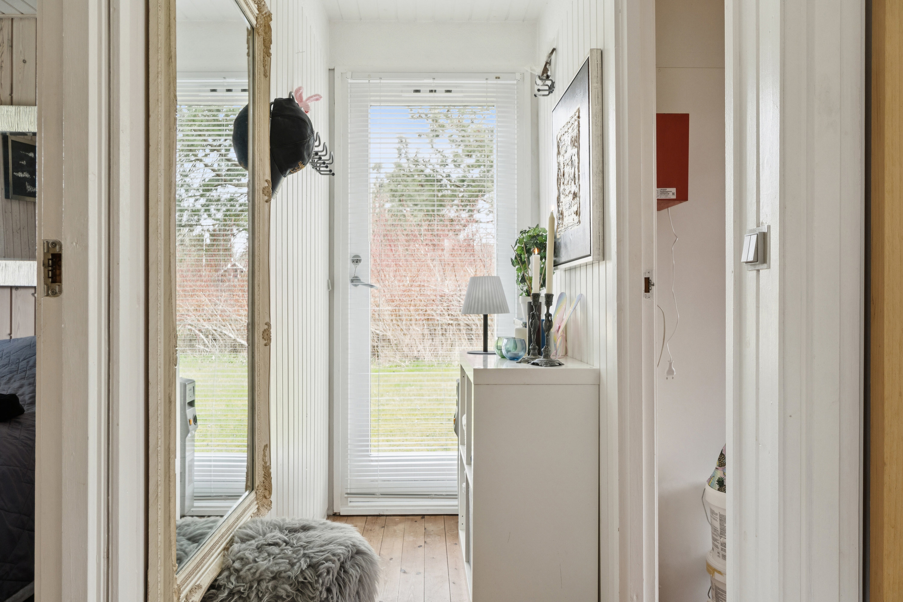 Fremhævet gang billede i fuldskærmstilstand. Billede af Skadevænget 41, Vellerup, 4050 Skibby