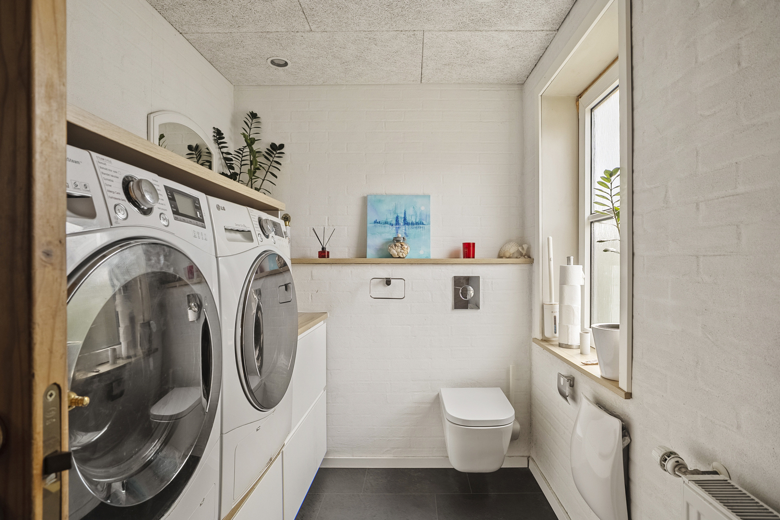 Fremhævet toilet billede i fuldskærmstilstand. Billede af Kirkevej 27, Handbjerg, 7830 Vinderup