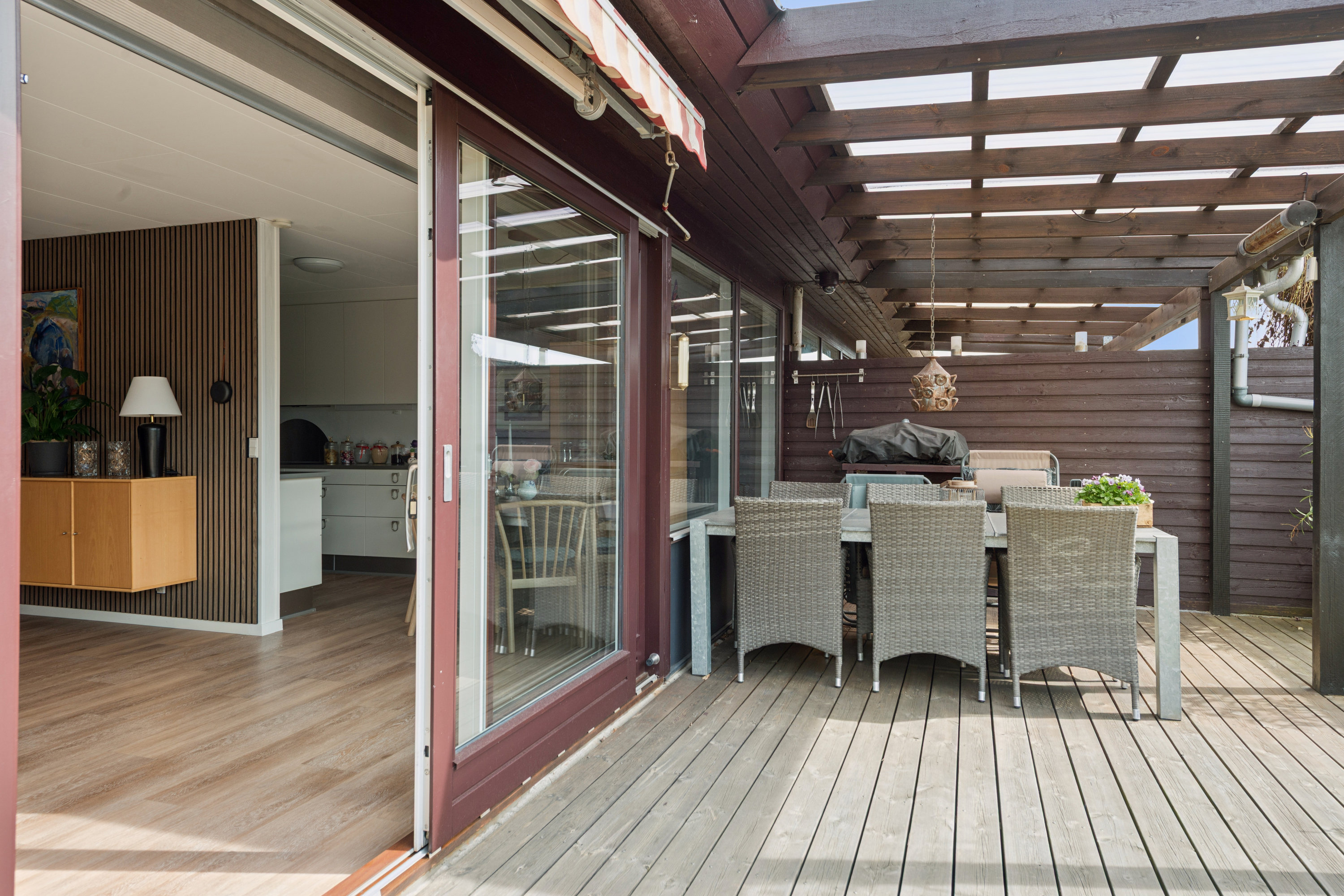 Fremhævet terrasse billede i fuldskærmstilstand. Billede af Dyringparken 216, 2660 Brøndby Strand