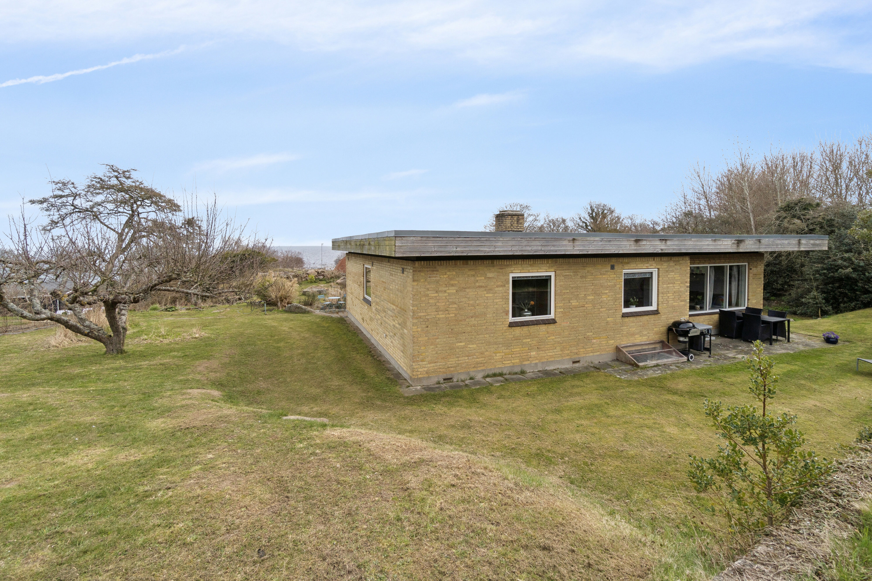 Fremhævet set fra haven billede i fuldskærmstilstand. Billede af Strandvejen 5, 3770 Allinge