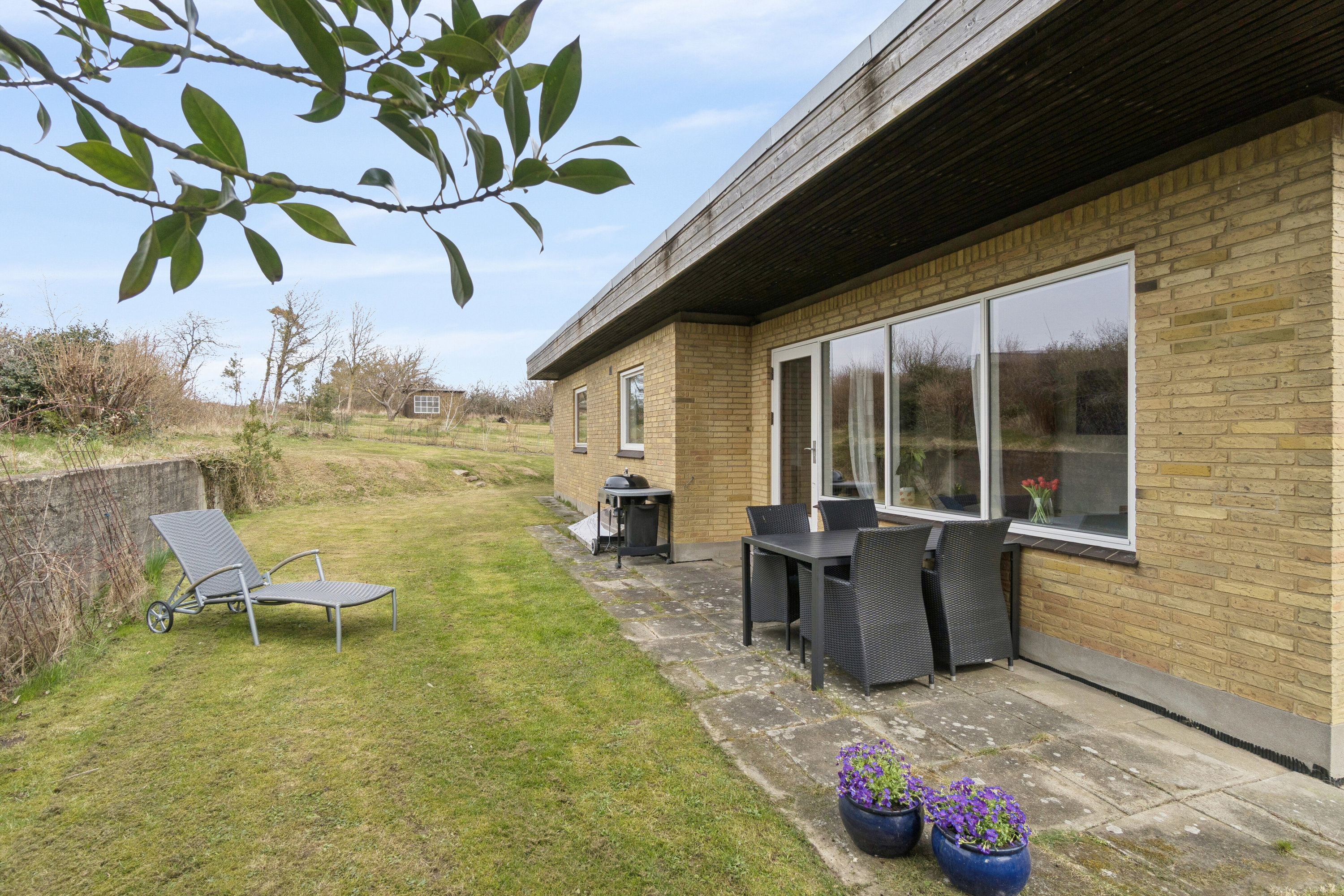 Fremhævet set fra haven billede i fuldskærmstilstand. Billede af Strandvejen 5, 3770 Allinge