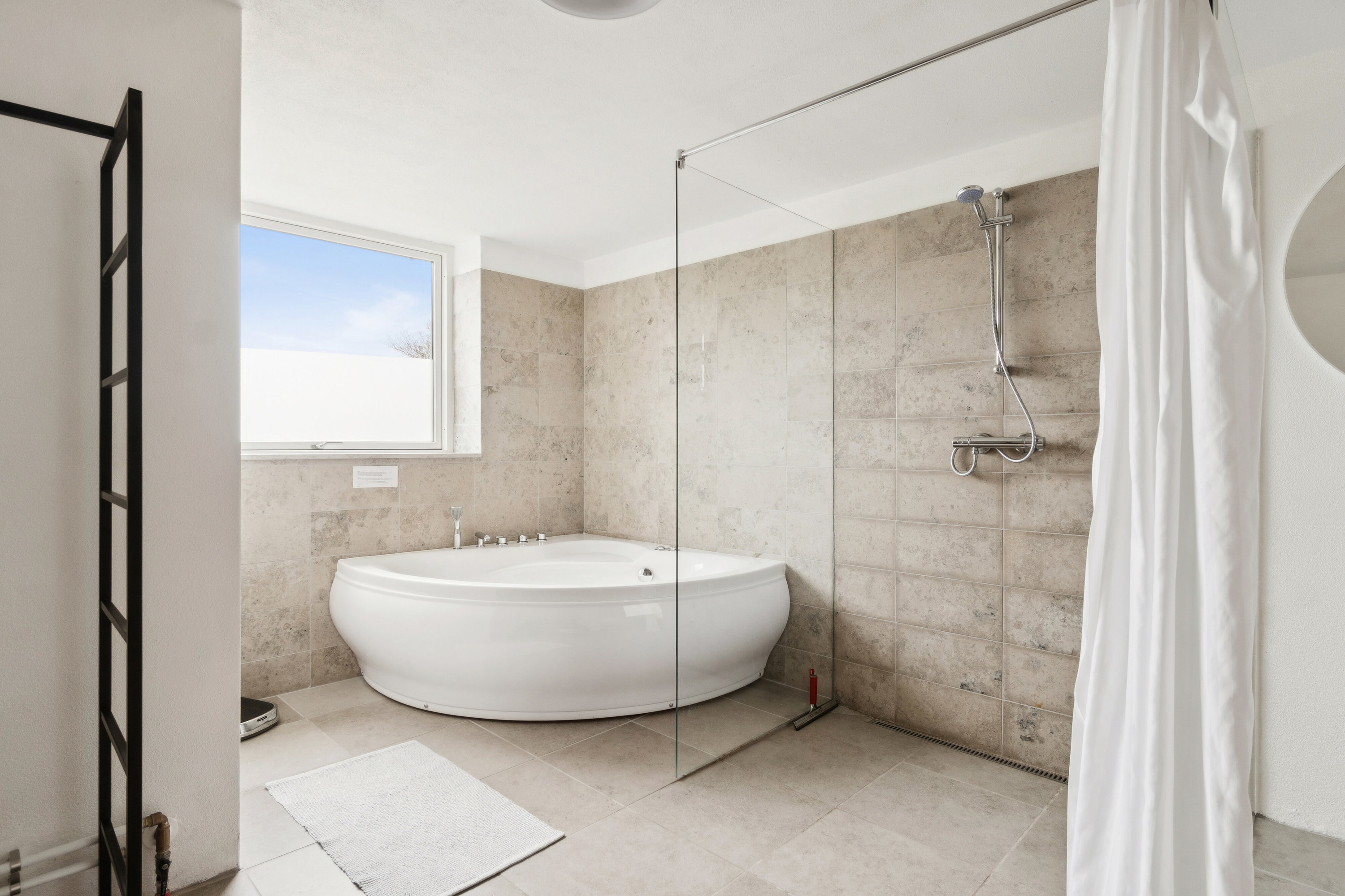 Fremhævet badeværelse billede i fuldskærmstilstand. Billede af Strandvejen 5, 3770 Allinge