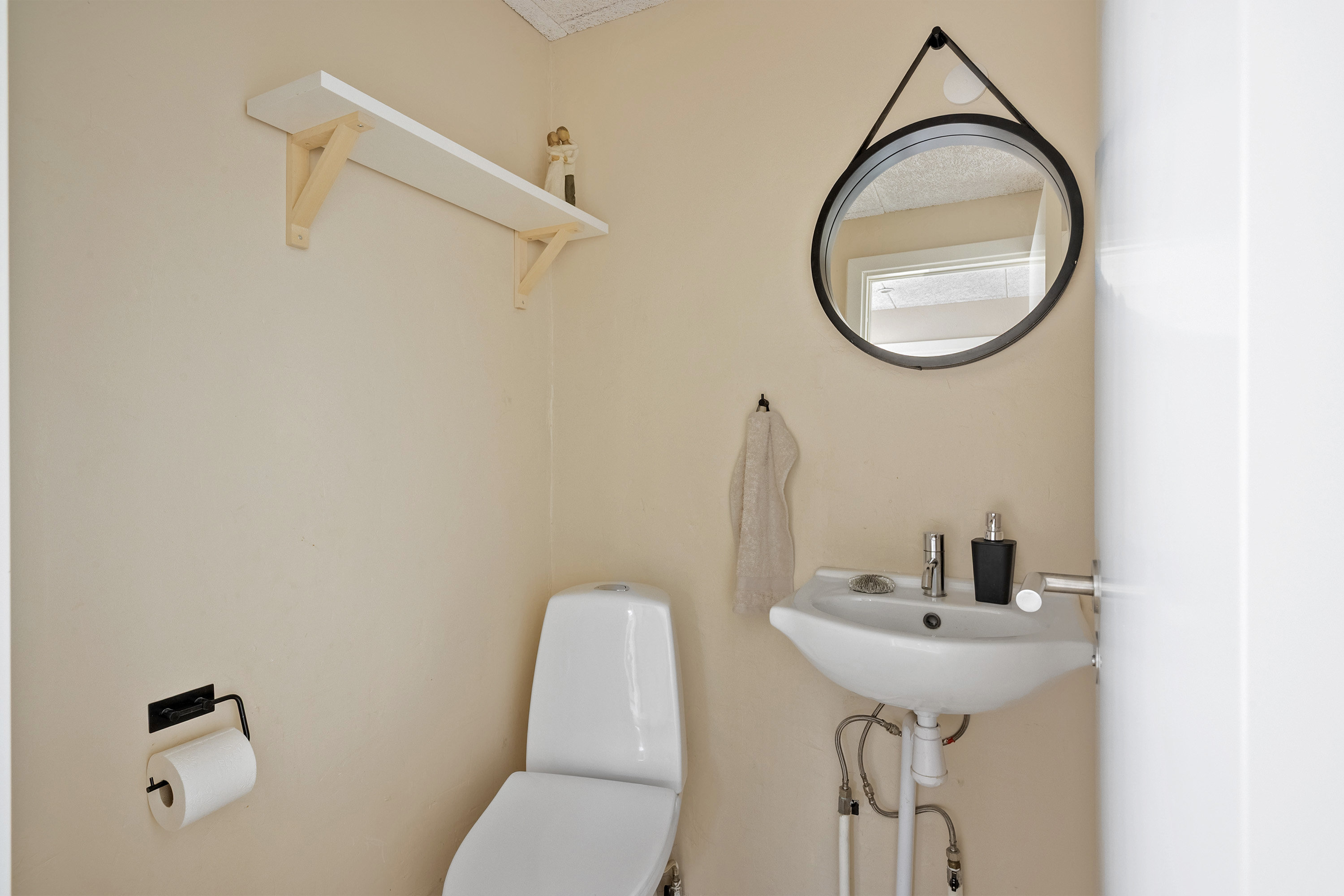 Fremhævet toilet billede i fuldskærmstilstand. Billede af Platanalle 44, 8700 Horsens