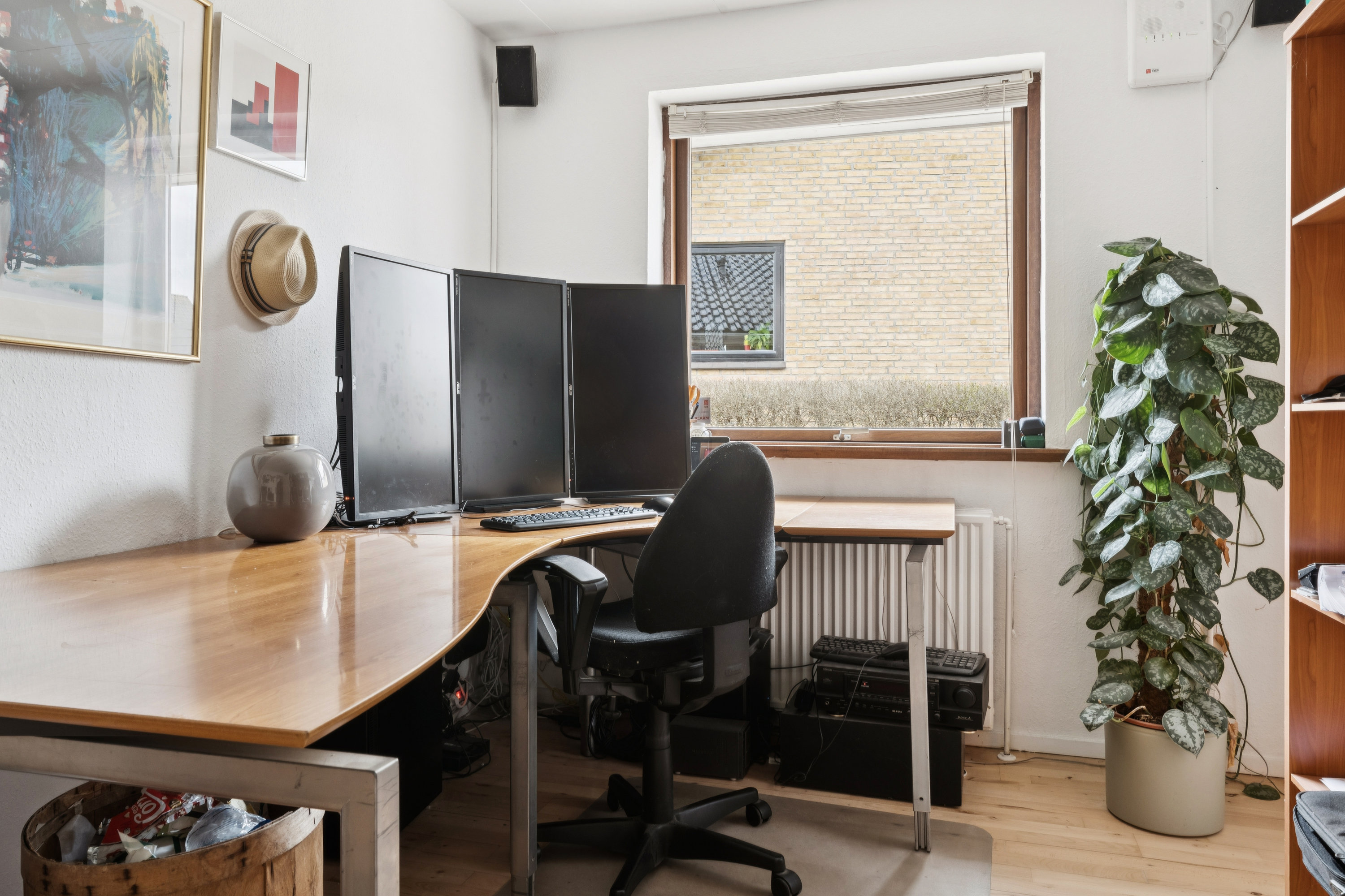 Fremhævet stue billede i fuldskærmstilstand. Billede af Lykkegårdsvej 54, Gug, 9210 Aalborg SØ