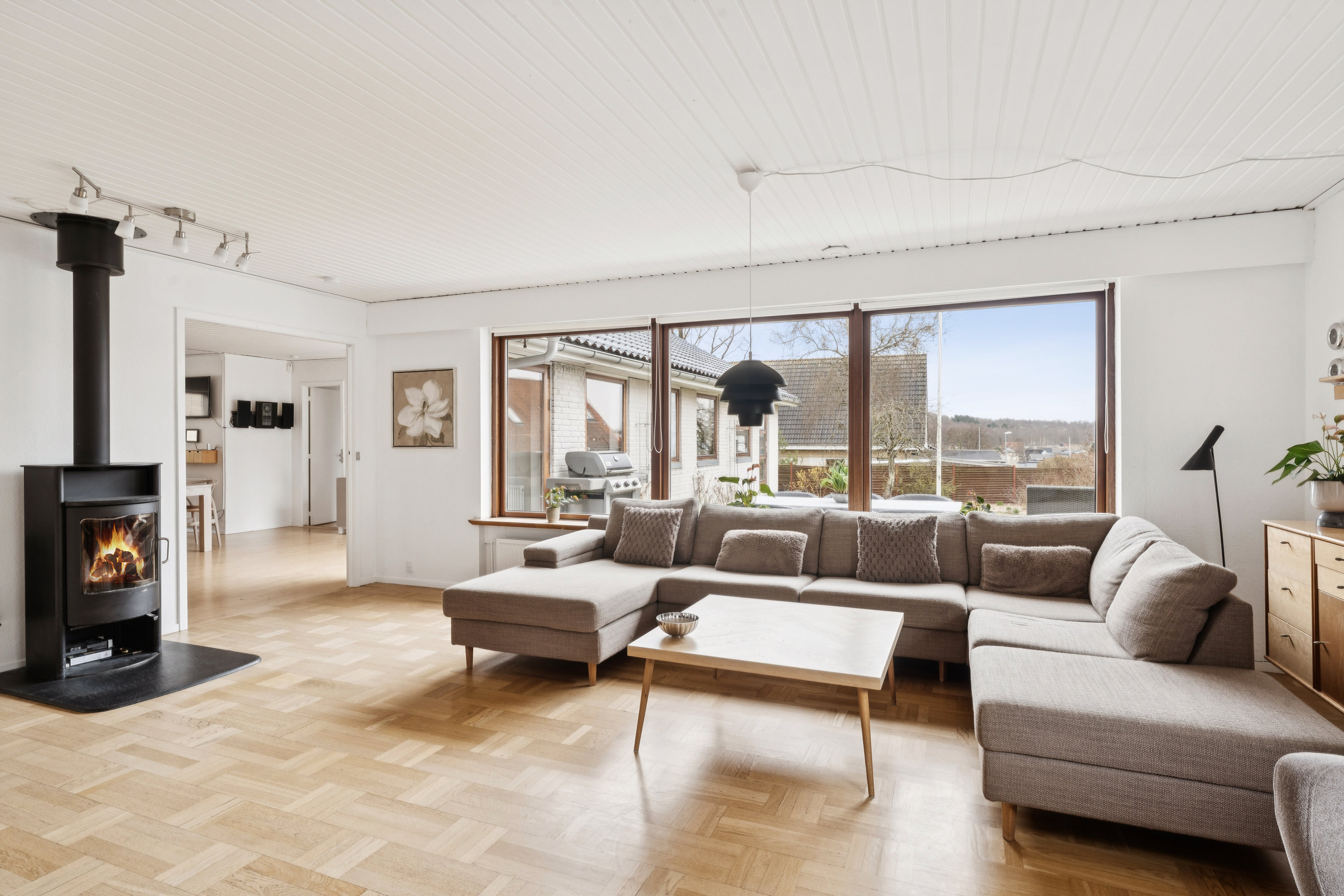 Fremhævet stue billede i fuldskærmstilstand. Billede af Lykkegårdsvej 54, Gug, 9210 Aalborg SØ