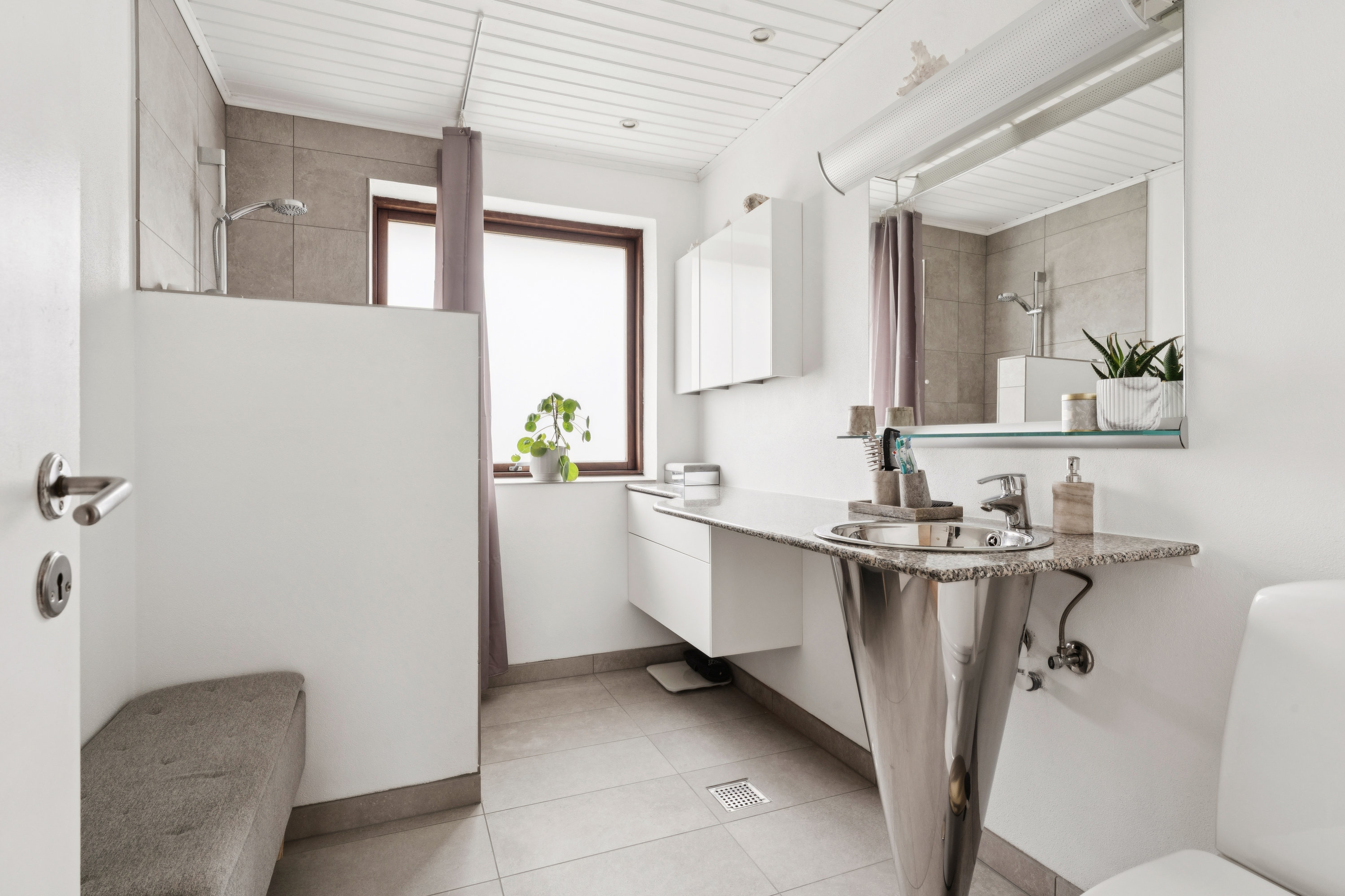 Fremhævet badeværelse billede i fuldskærmstilstand. Billede af Lykkegårdsvej 54, Gug, 9210 Aalborg SØ