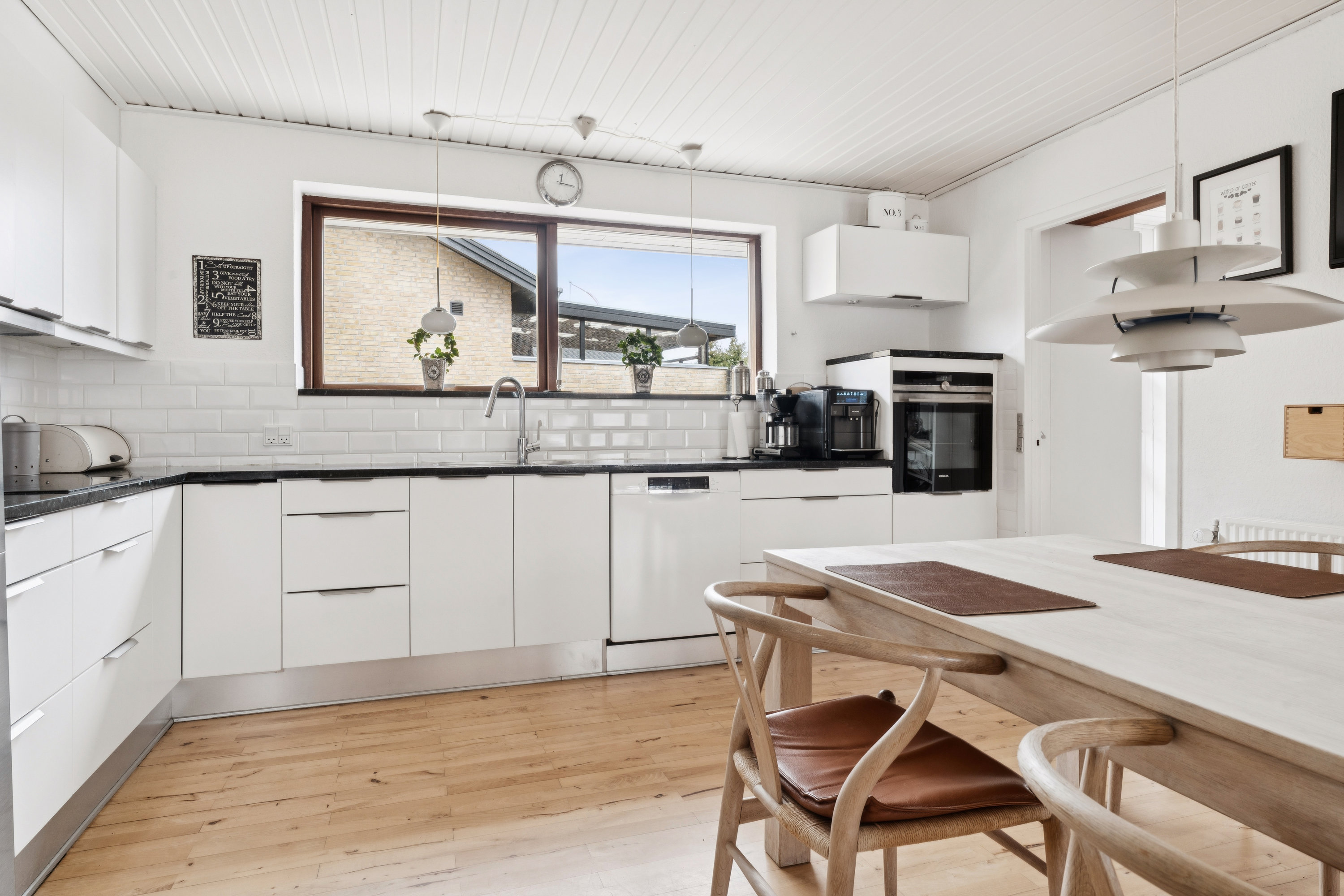 Fremhævet køkken billede i fuldskærmstilstand. Billede af Lykkegårdsvej 54, Gug, 9210 Aalborg SØ