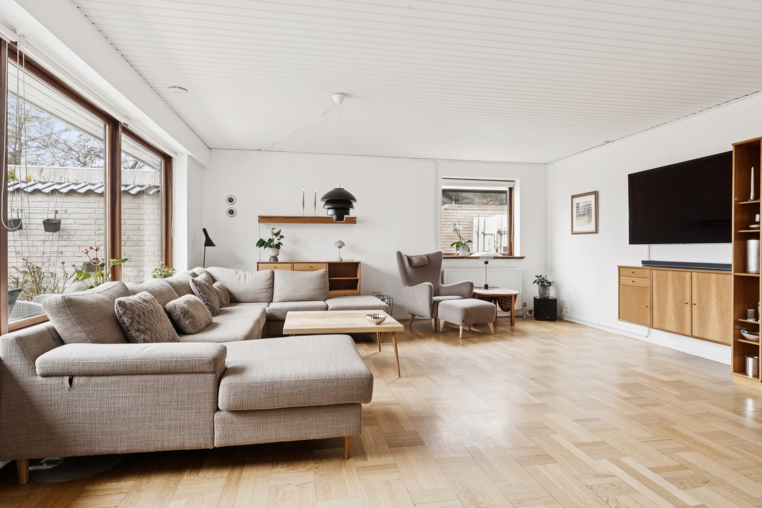 Fremhævet stue billede i fuldskærmstilstand. Billede af Lykkegårdsvej 54, Gug, 9210 Aalborg SØ