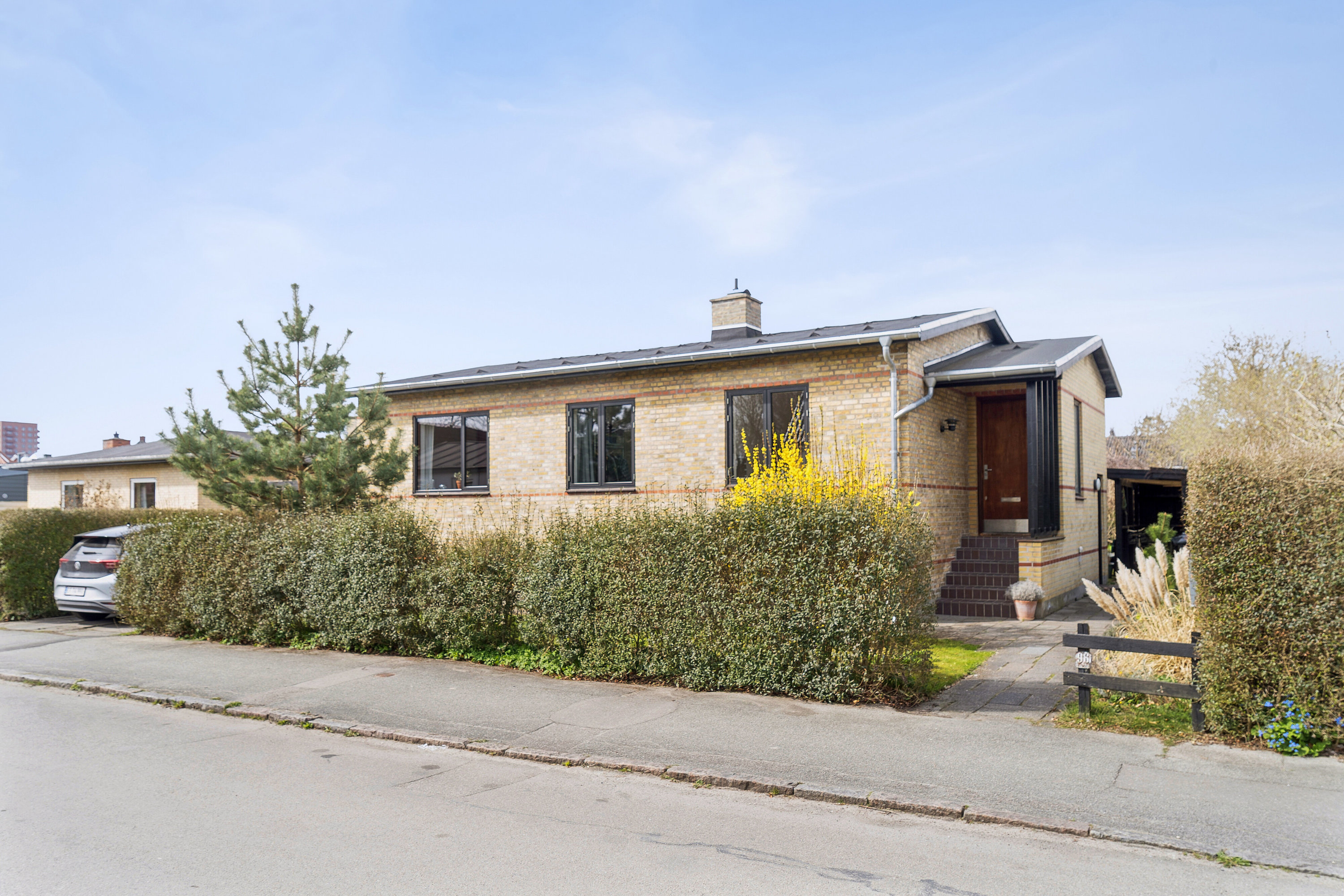 Fremhævet set fra vejen billede i fuldskærmstilstand. Billede af Damhusdalen 96, 2610 Rødovre