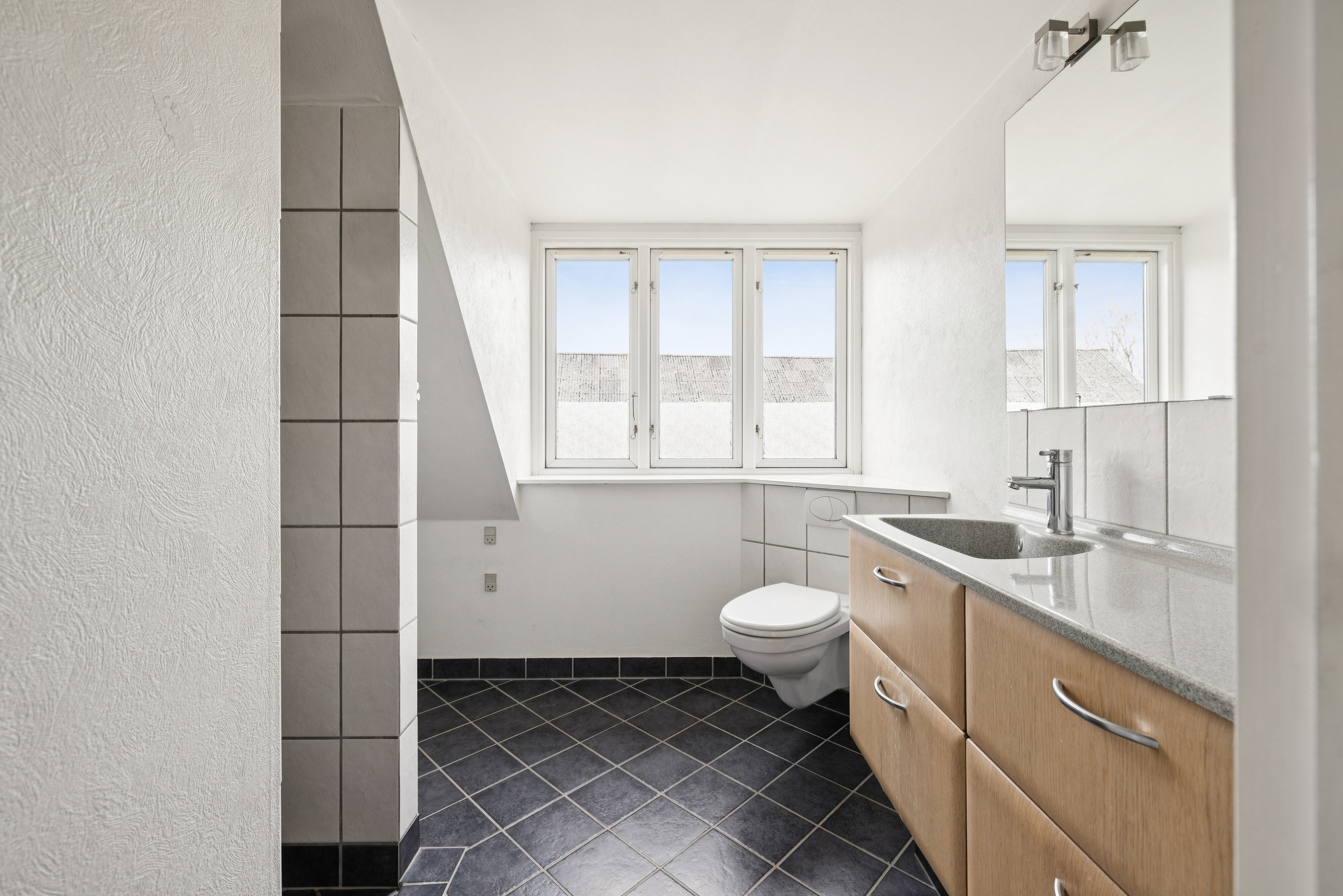 Fremhævet badeværelse billede i fuldskærmstilstand. Billede af Davinde Bygade 36, Davinde, 5220 Odense SØ