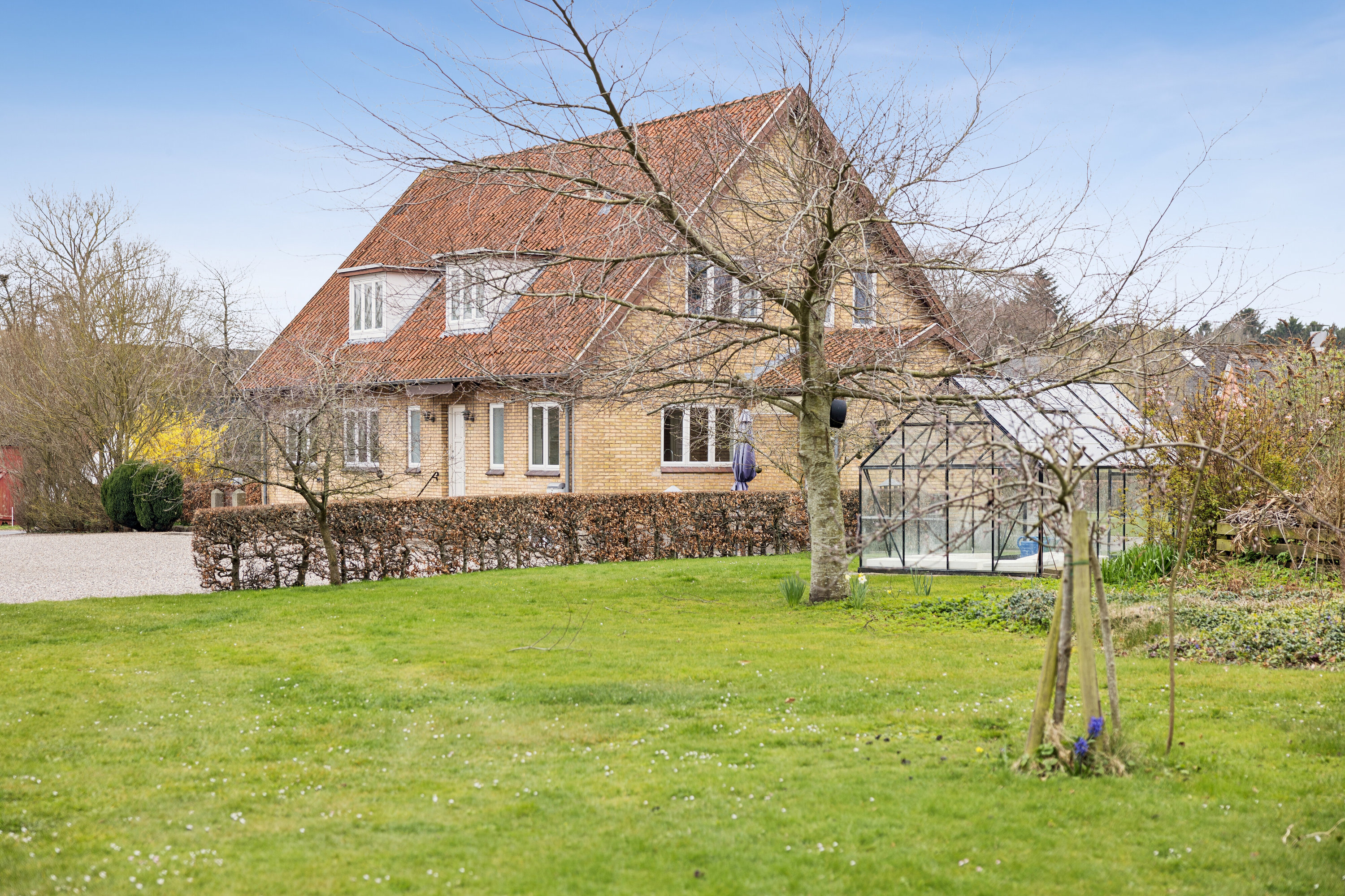 Fremhævet set fra haven billede i fuldskærmstilstand. Billede af Davinde Bygade 36, Davinde, 5220 Odense SØ