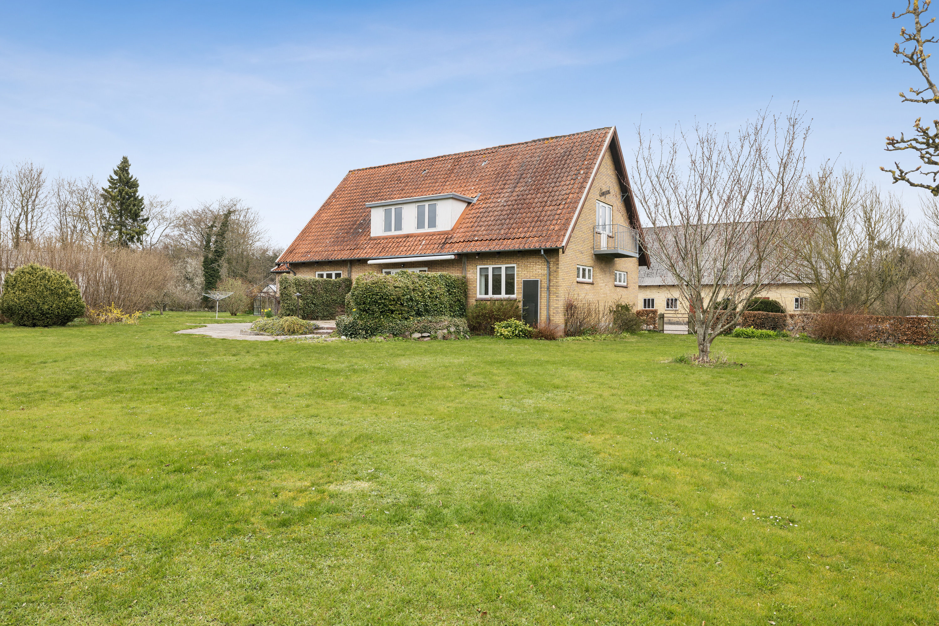 Fremhævet set fra haven billede i fuldskærmstilstand. Billede af Davinde Bygade 36, Davinde, 5220 Odense SØ