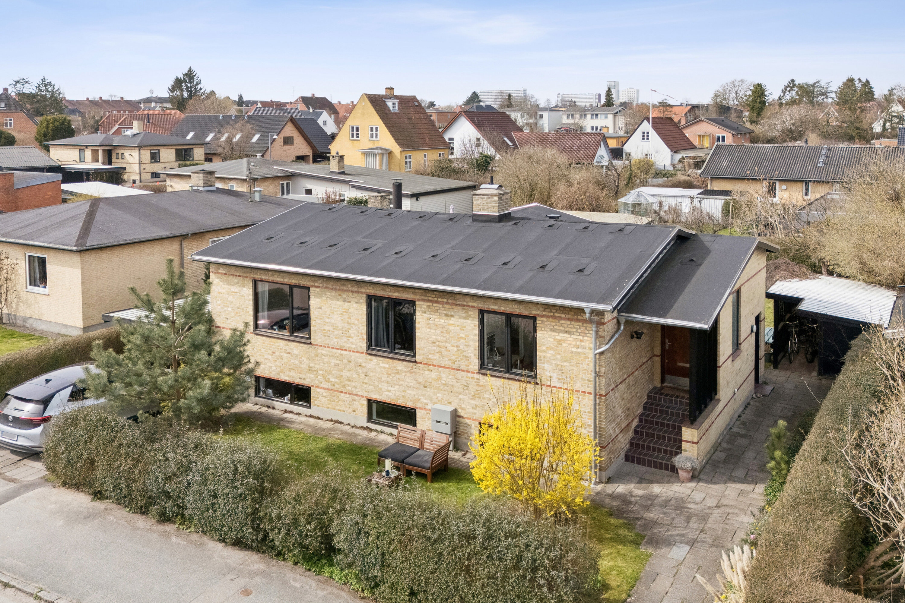 Fremhævet set fra vejen billede i fuldskærmstilstand. Billede af Damhusdalen 96, 2610 Rødovre