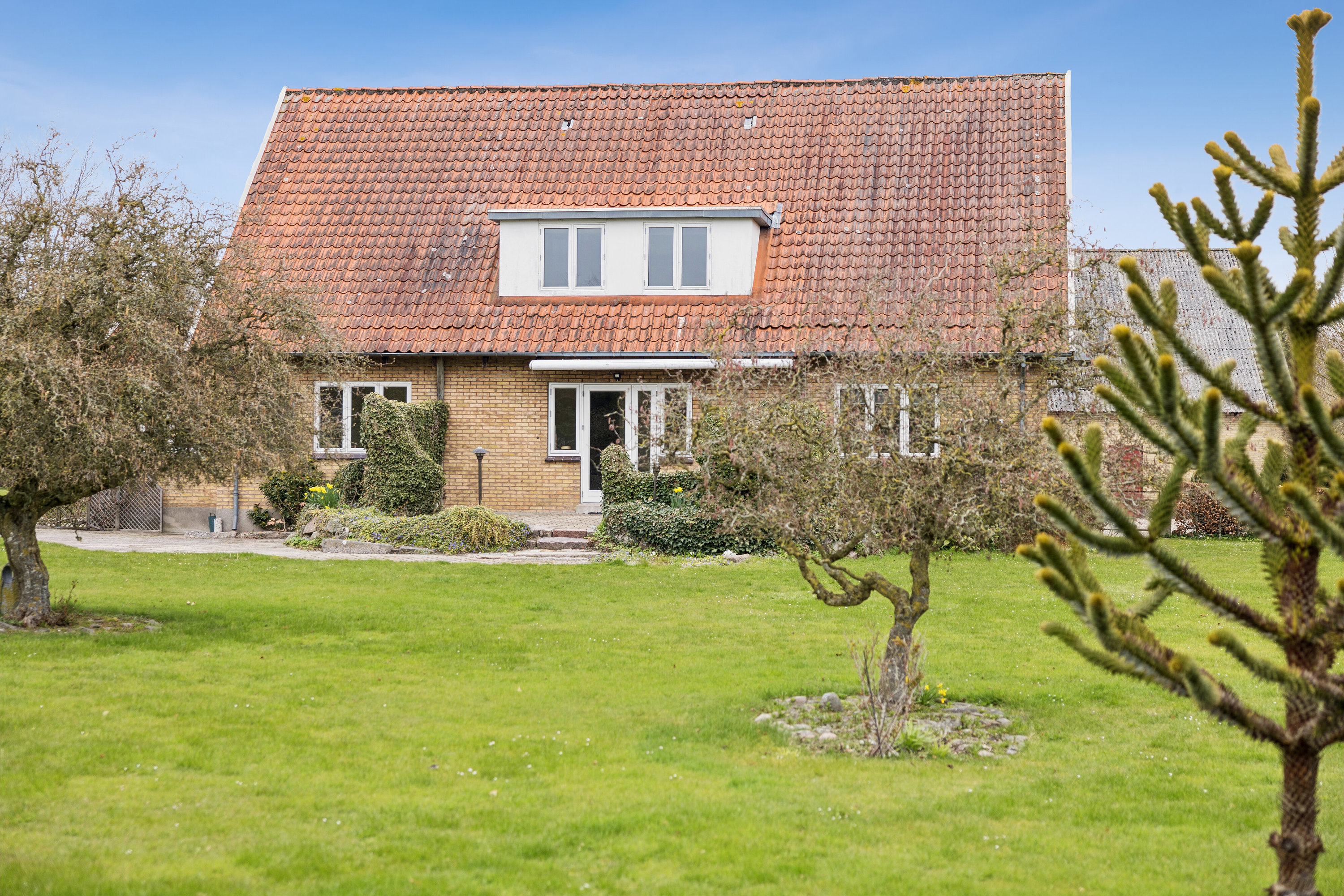 Fremhævet set fra haven billede i fuldskærmstilstand. Billede af Davinde Bygade 36, Davinde, 5220 Odense SØ