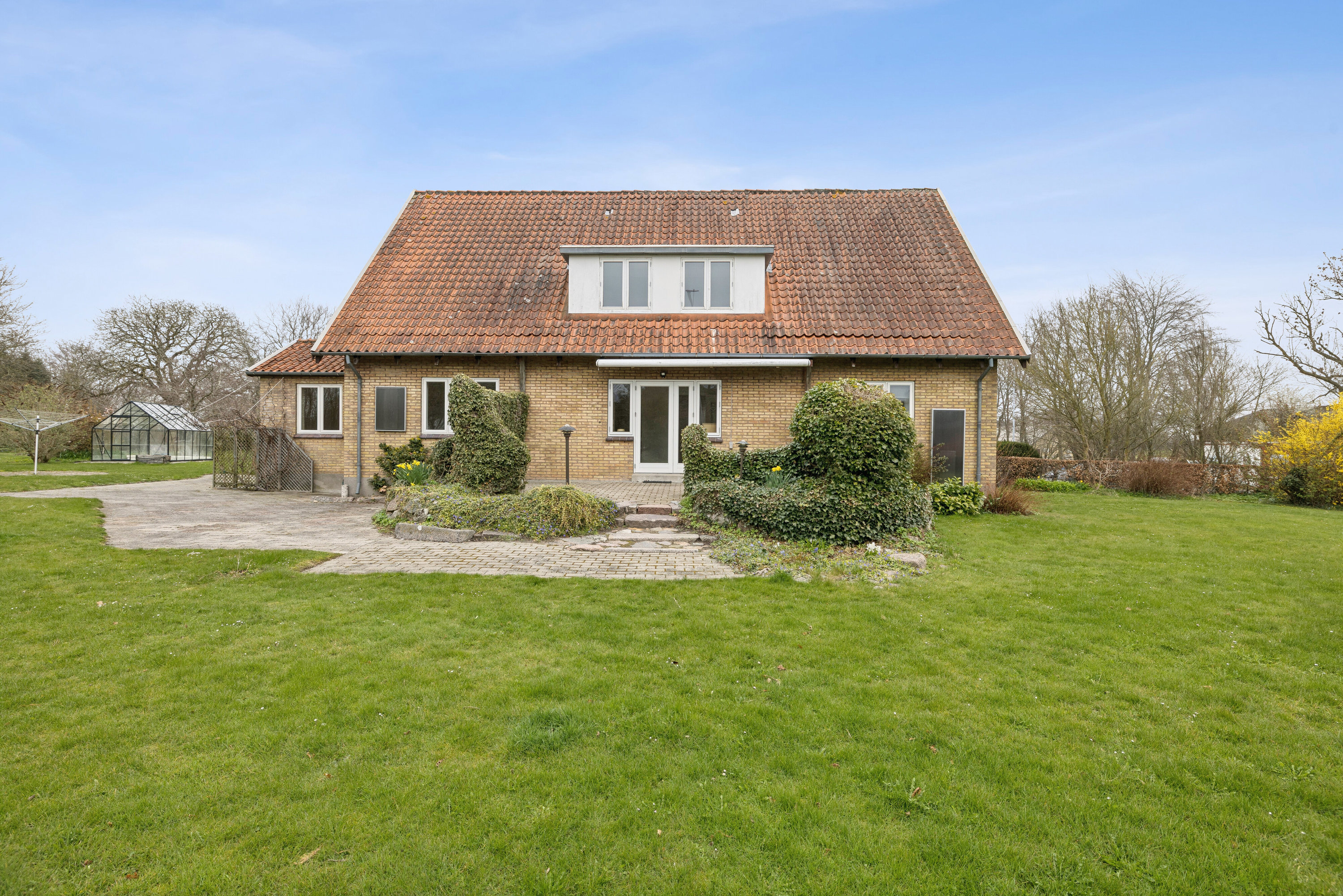 Fremhævet set fra haven billede i fuldskærmstilstand. Billede af Davinde Bygade 36, Davinde, 5220 Odense SØ