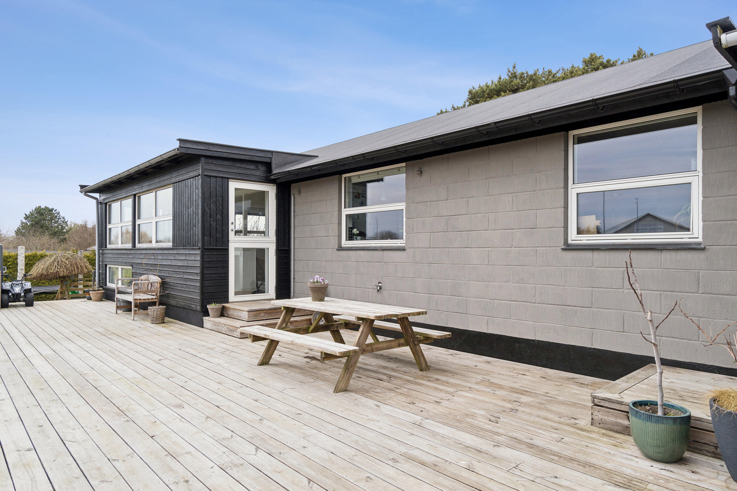 Fremhævet terrasse billede i fuldskærmstilstand. Billede af Sandagerhusvej 178, 3100 Hornbæk