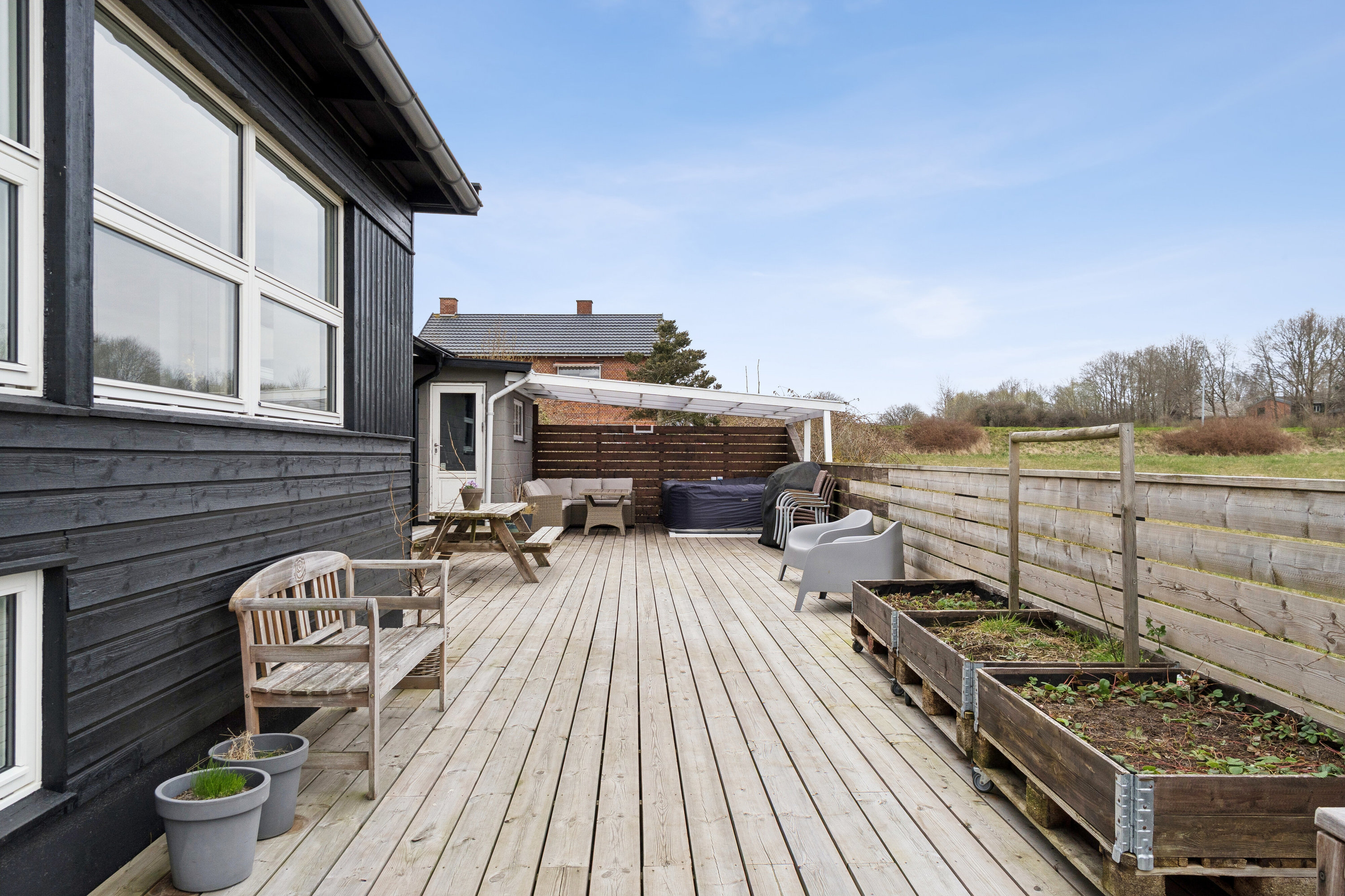 Fremhævet terrasse billede i fuldskærmstilstand. Billede af Sandagerhusvej 178, 3100 Hornbæk