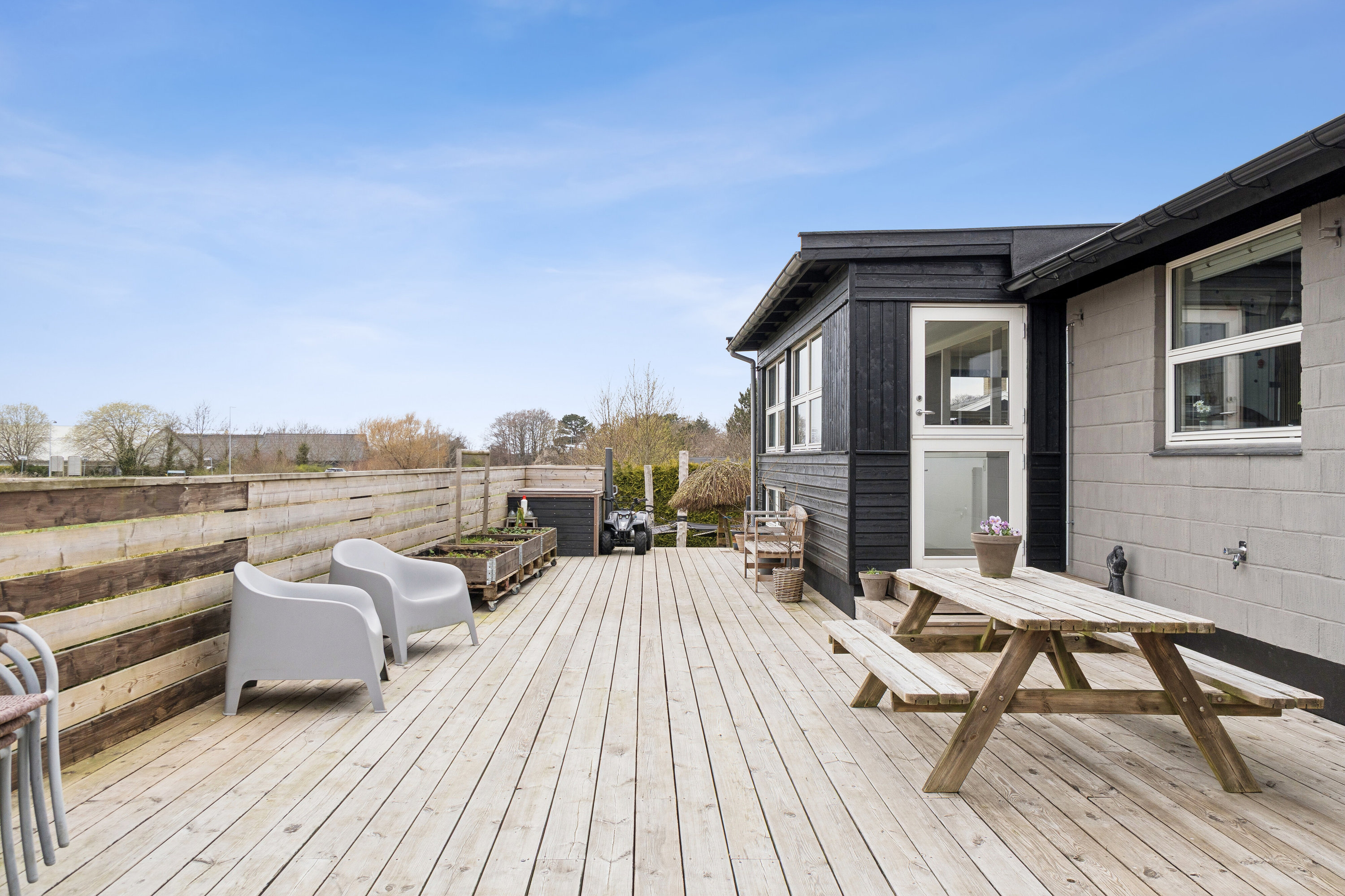 Fremhævet terrasse billede i fuldskærmstilstand. Billede af Sandagerhusvej 178, 3100 Hornbæk