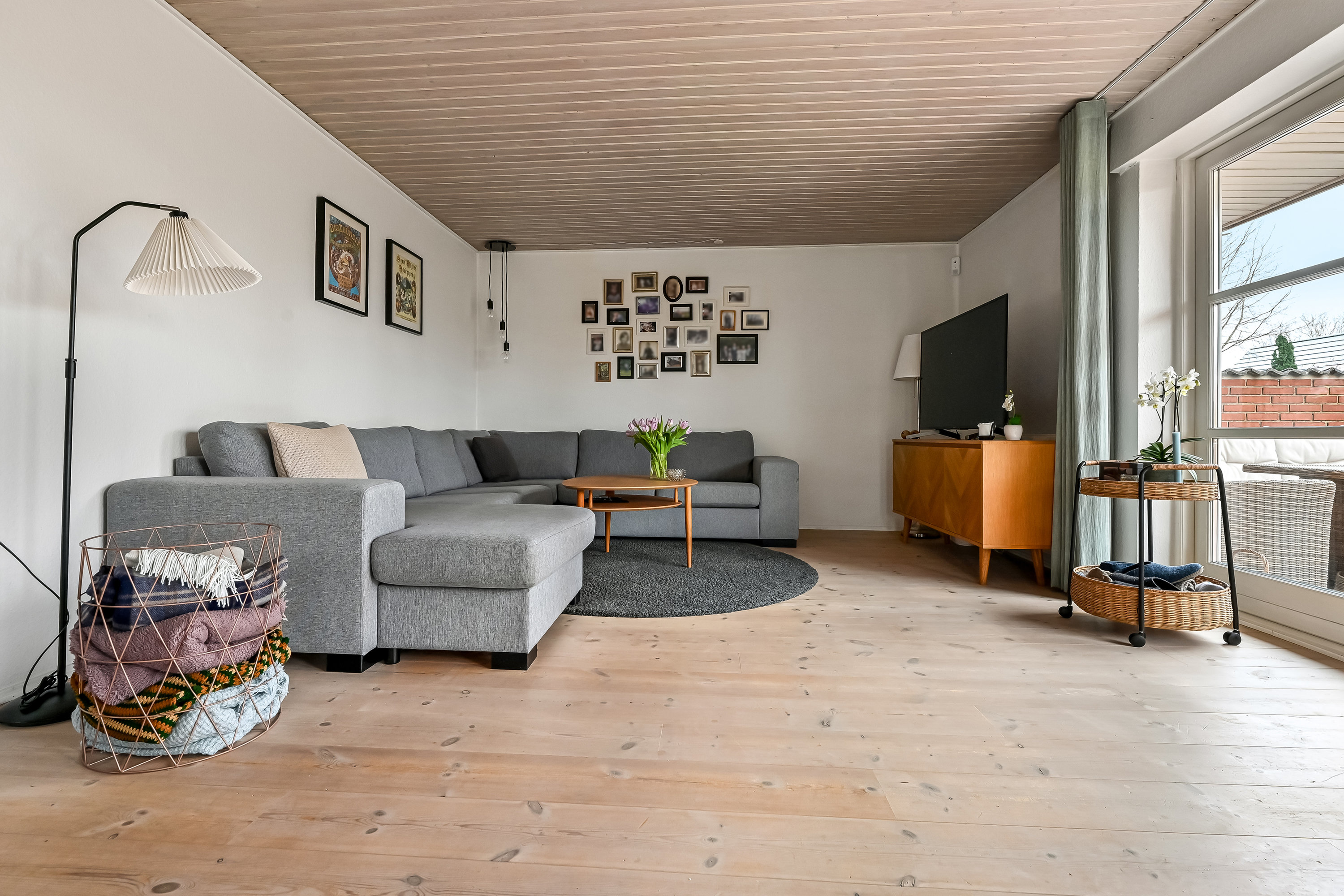 Fremhævet stue billede i fuldskærmstilstand. Billede af Klokkebakken 1, Gjellerup, 7400 Herning