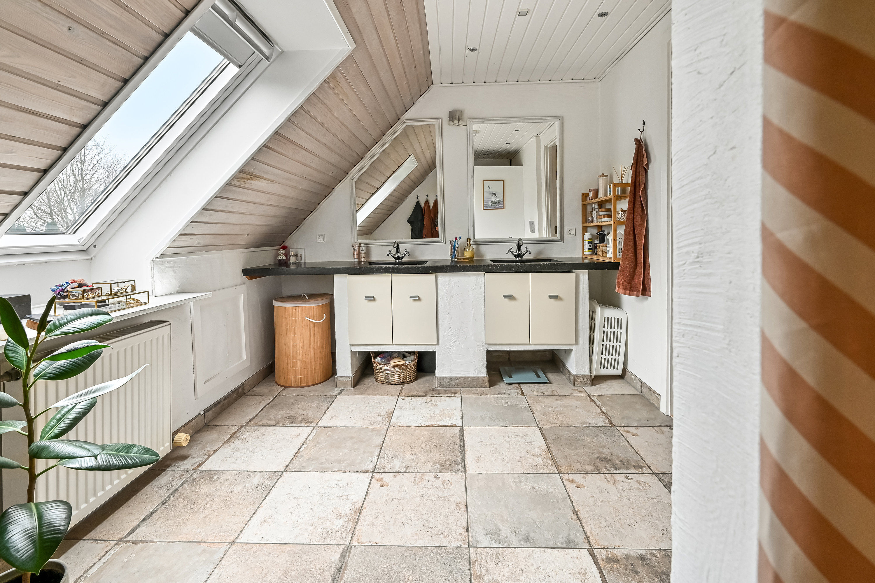 Fremhævet badeværelse billede i fuldskærmstilstand. Billede af Klokkebakken 1, Gjellerup, 7400 Herning