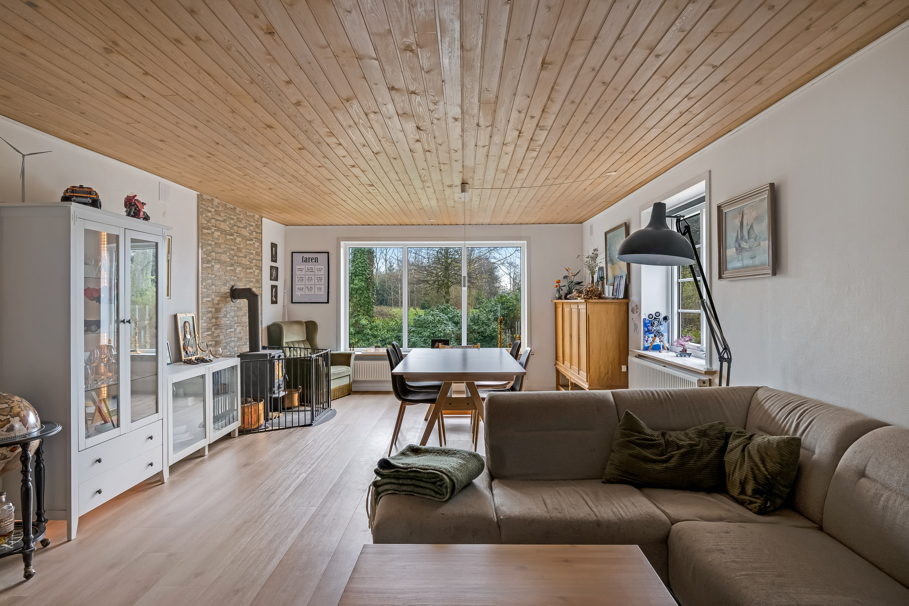 Fremhævet stue billede i fuldskærmstilstand. Billede af Sønderskovvej 13, Nordenskov, 6800 Varde