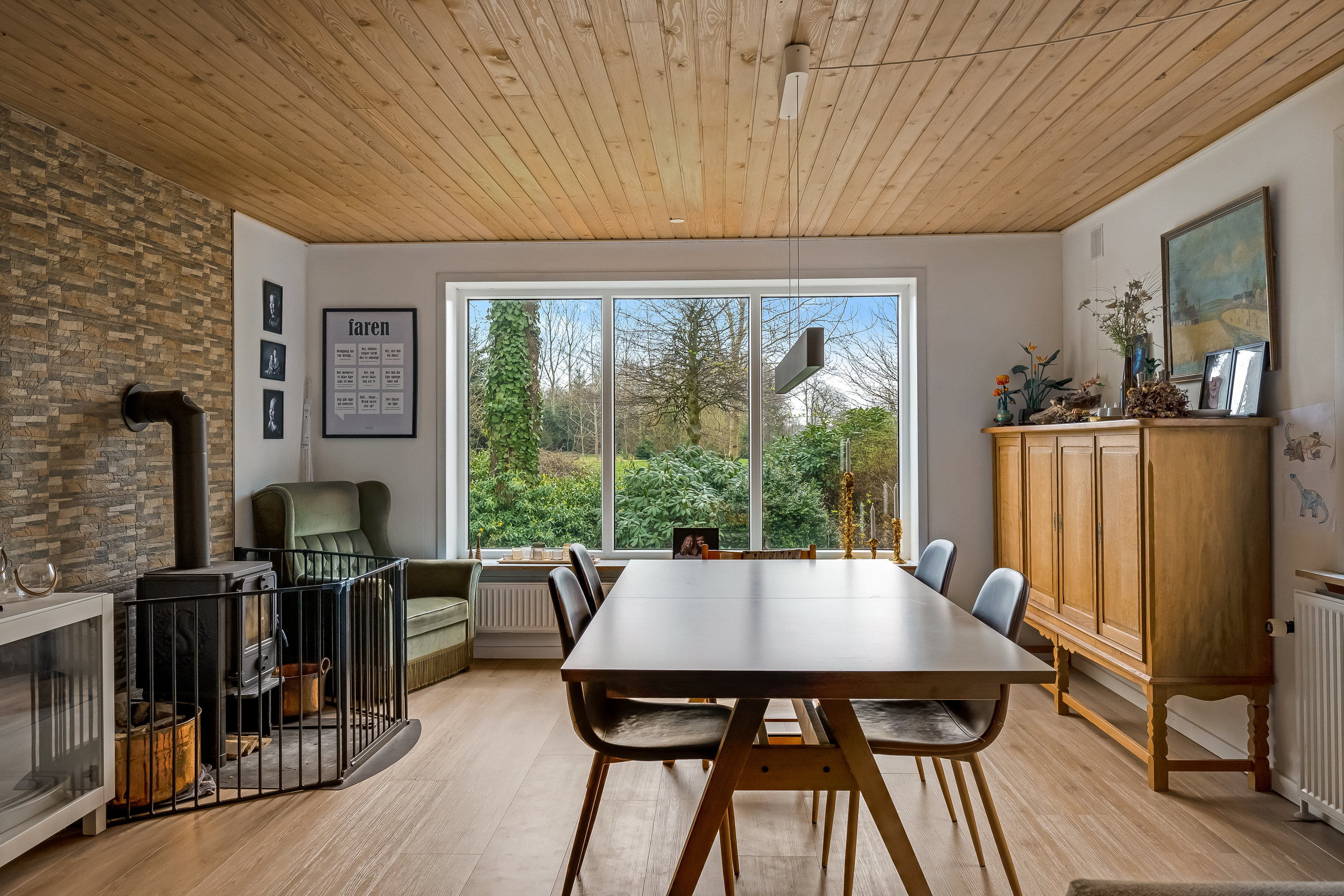 Fremhævet stue billede i fuldskærmstilstand. Billede af Sønderskovvej 13, Nordenskov, 6800 Varde