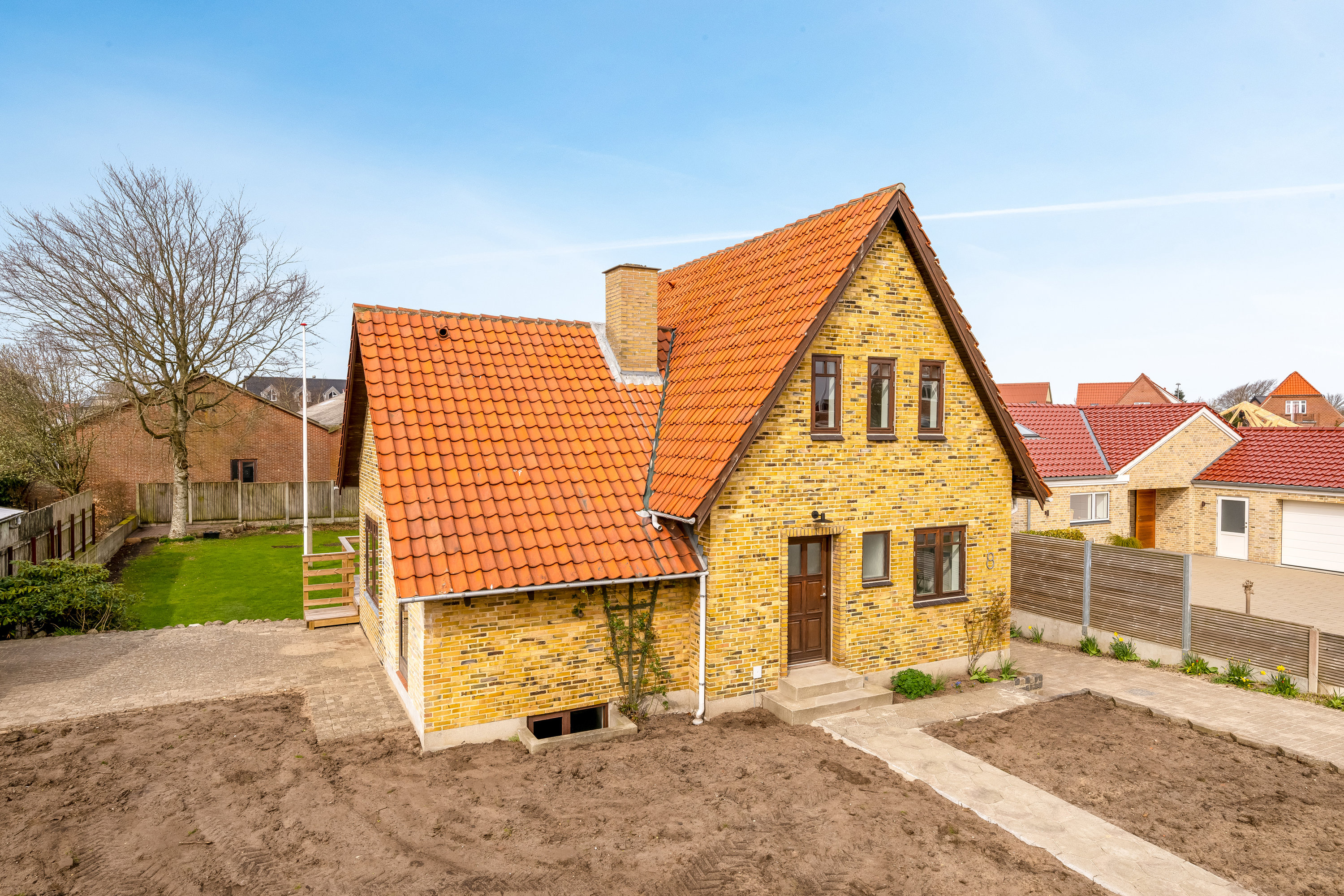 Fremhævet facade billede i fuldskærmstilstand. Billede af Grønningen 8, 6900 Skjern